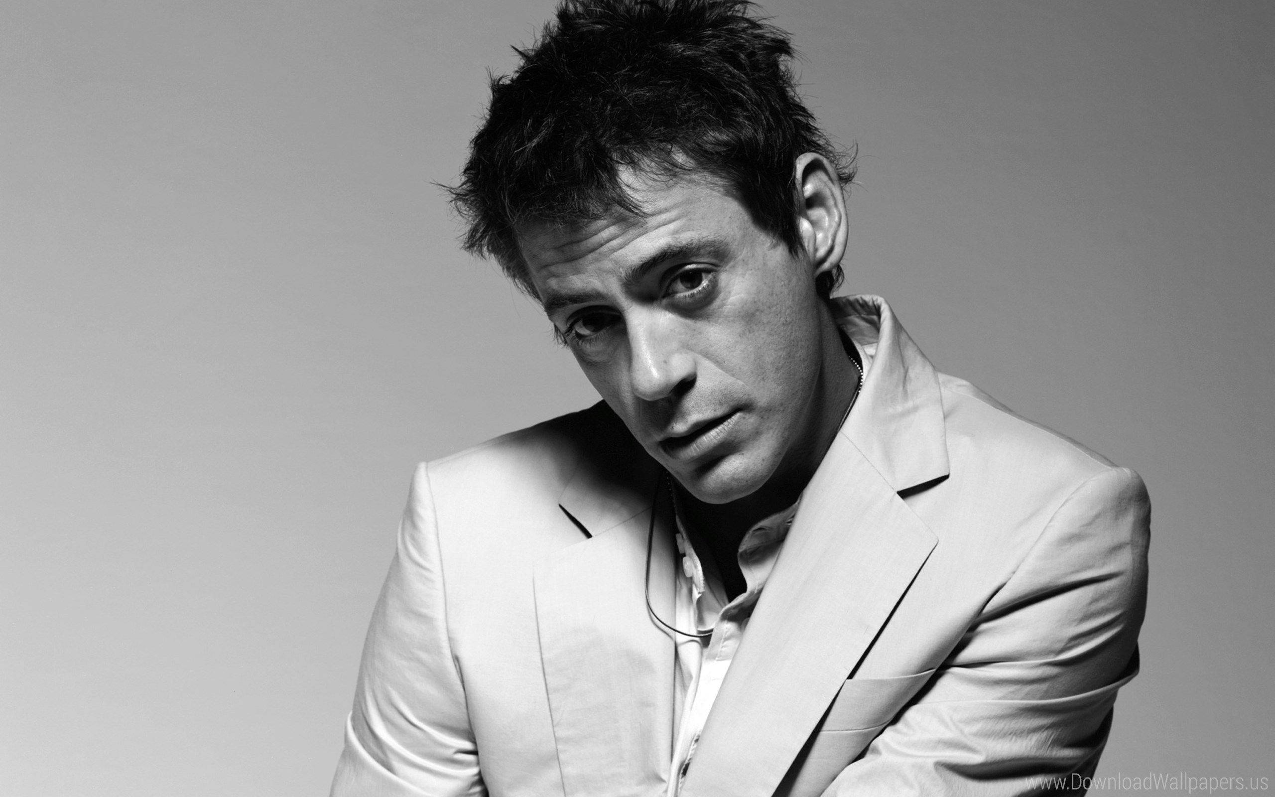Robert Downey Jr, black and white portrait, light suit, 2K Desktop Wallpaper