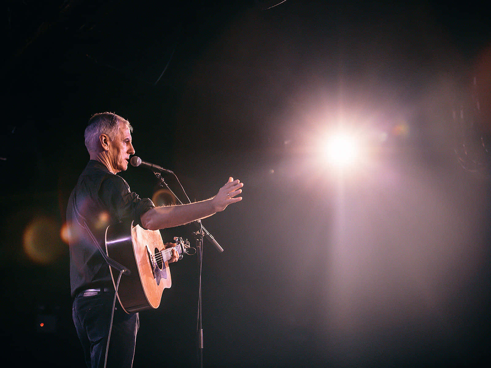 Robert Forster, acoustic guitar, microphone, HD Desktop Wallpaper
