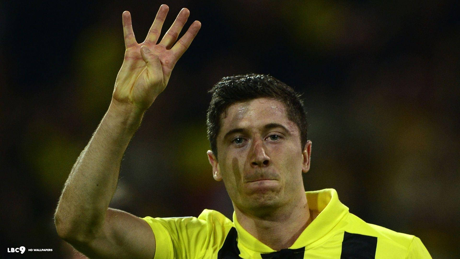 Robert Lewandowski, yellow jersey, four fingers, Full HD Desktop Wallpaper