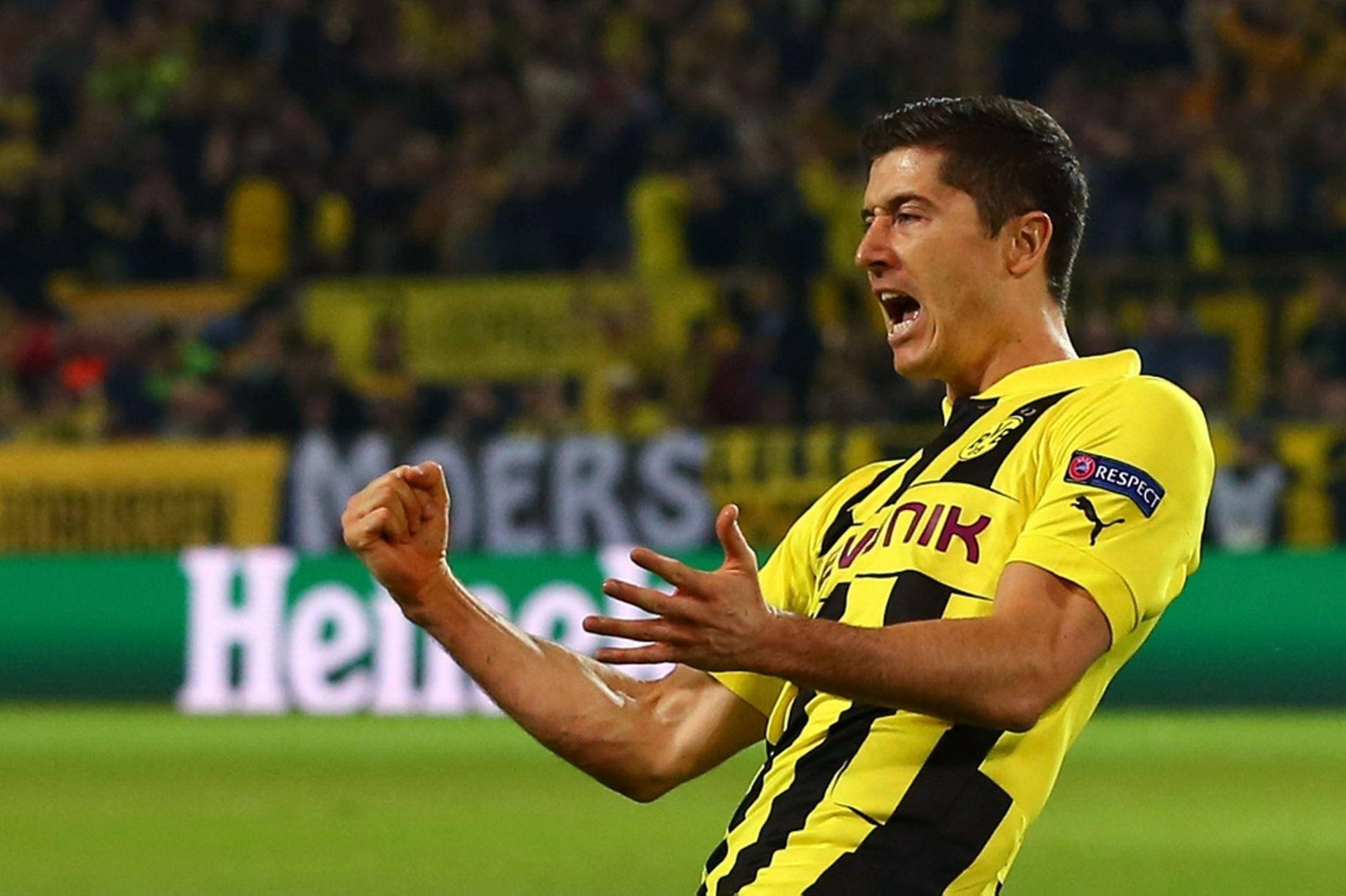Robert Lewandowski, yellow and black striped jersey, green field, Full HD Desktop Wallpaper