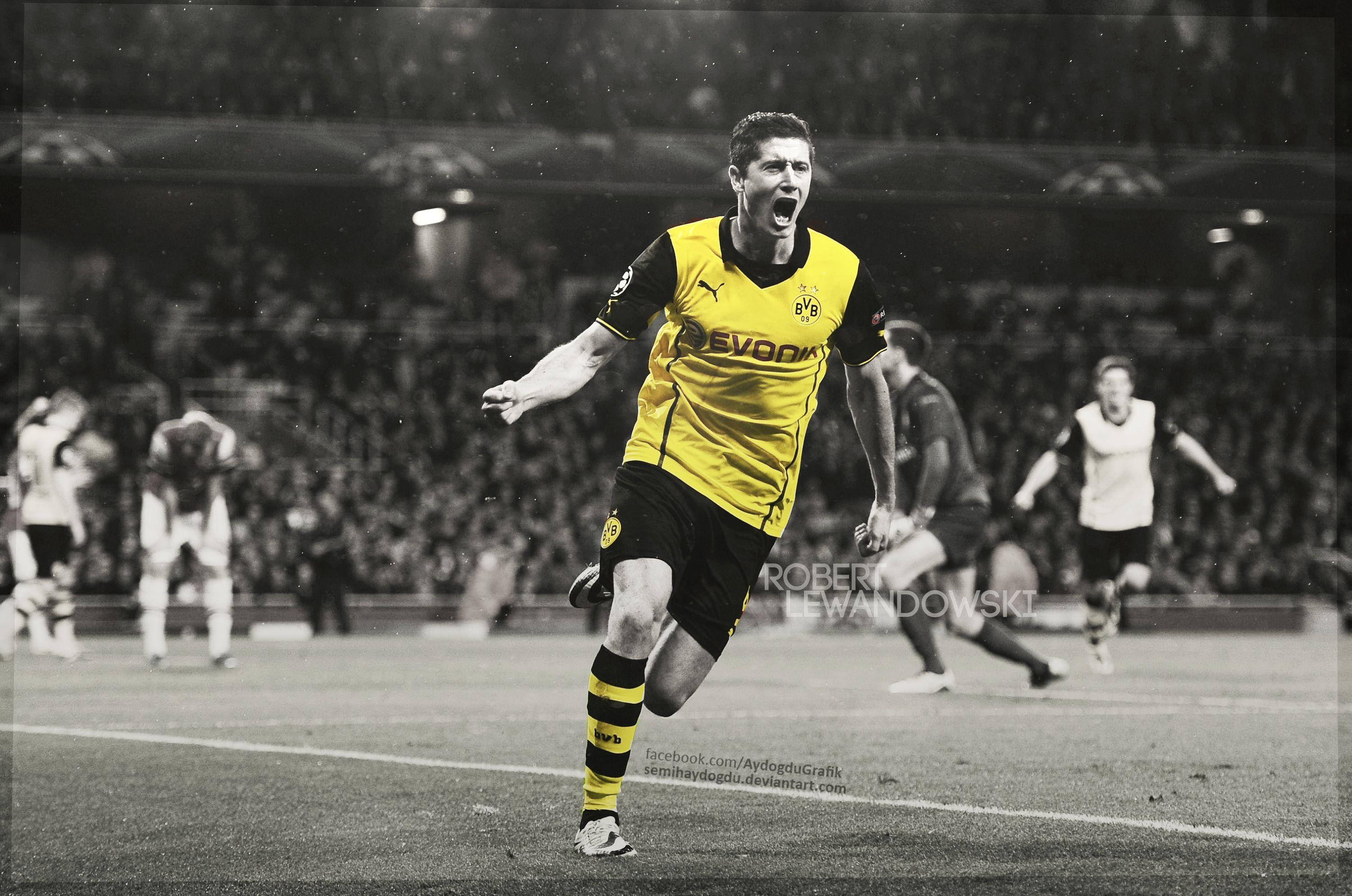 Robert Lewandowski, yellow and black jersey, rain-slicked stadium field, 2K Desktop Wallpaper
