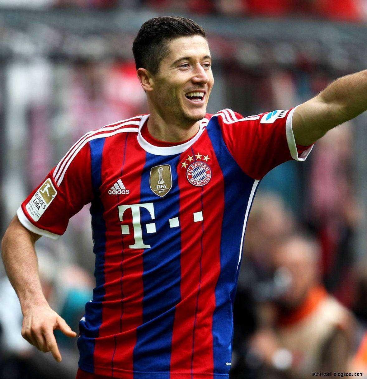 Robert Lewandowski, red and blue striped jersey, stadium pitch, SD Phone Wallpaper