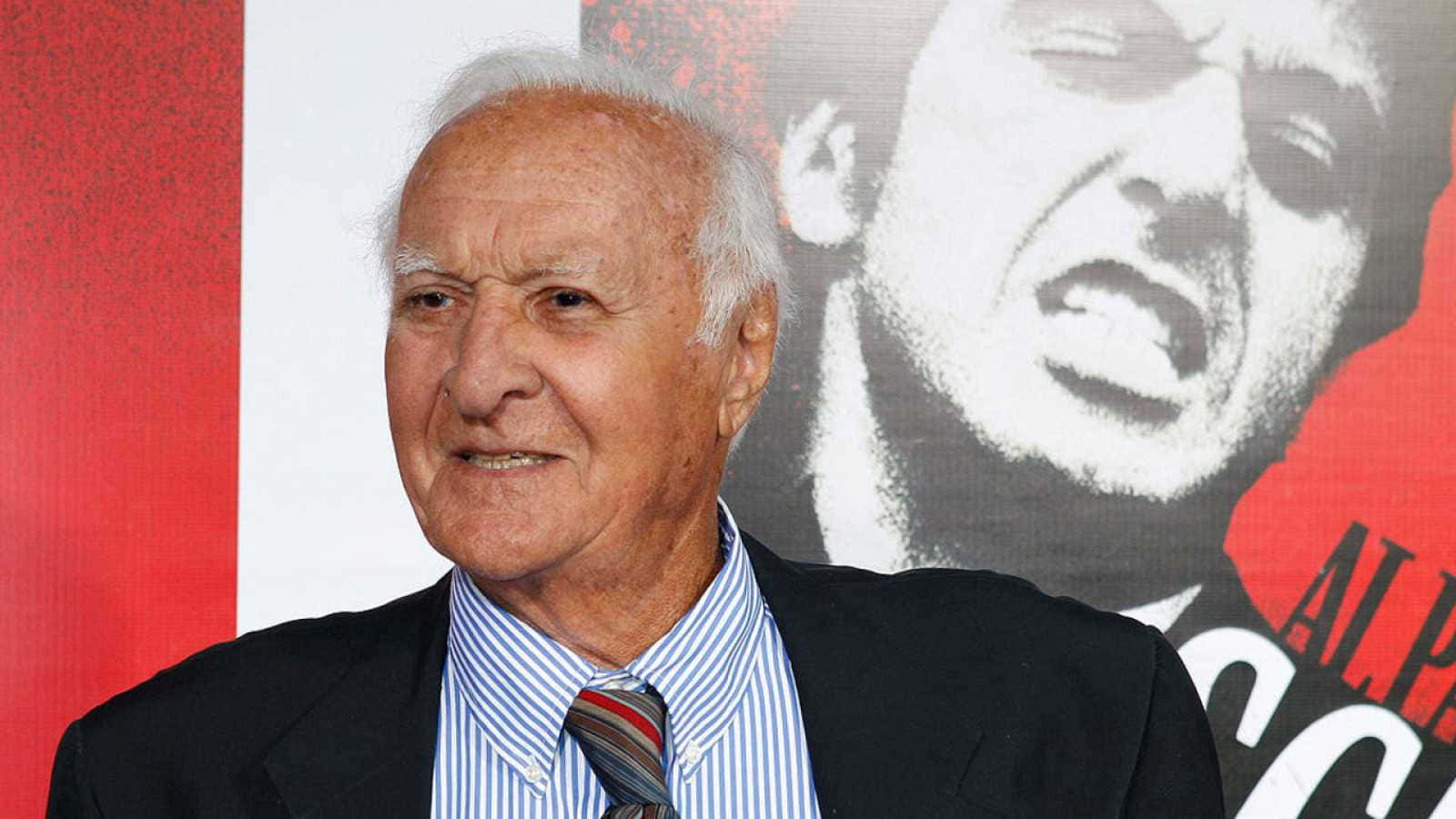 Robert Loggia, suit, red and white backdrop, HD Desktop Wallpaper