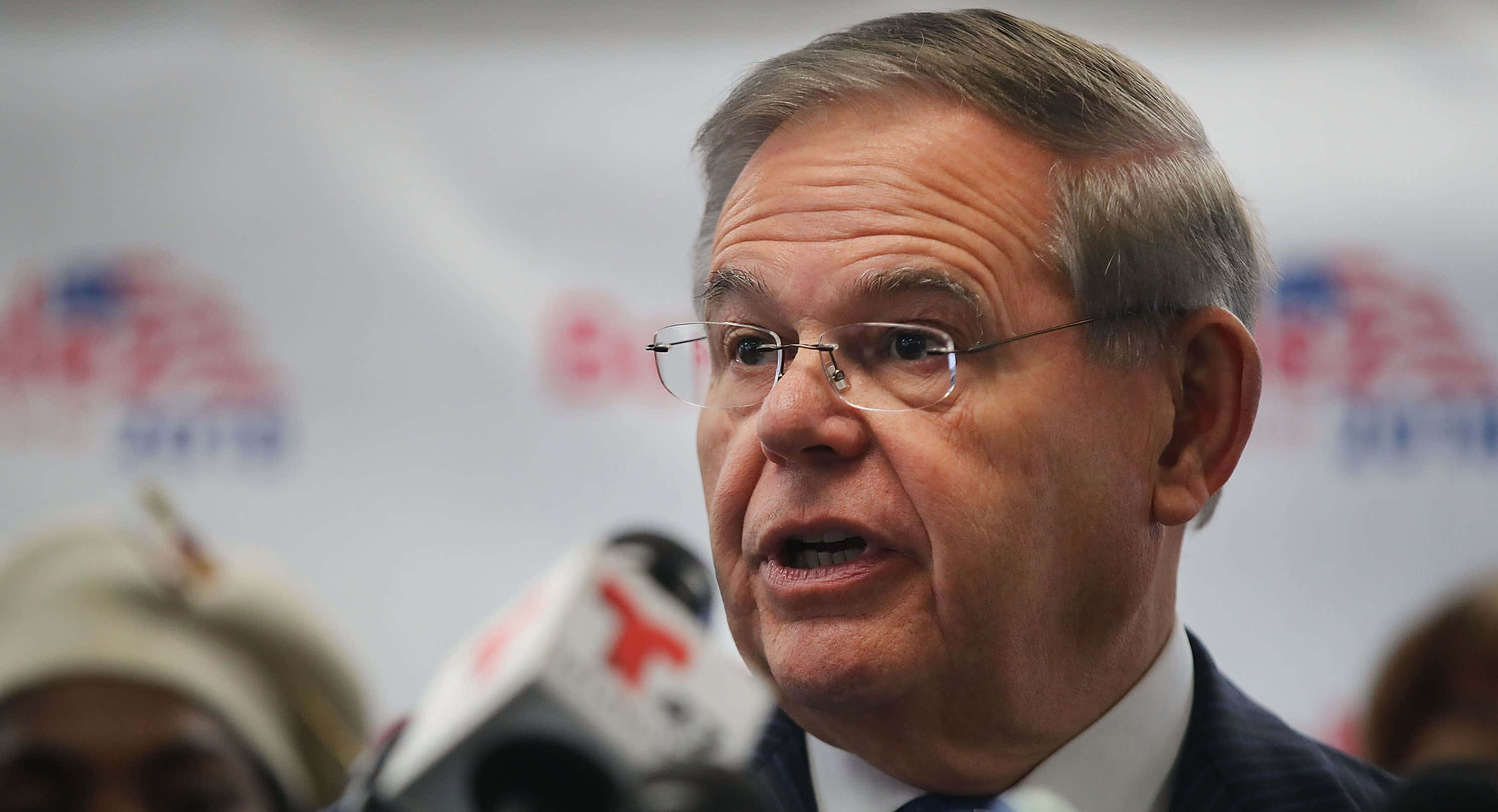 Robert Menendez, suit, glasses, 2K Desktop Wallpaper