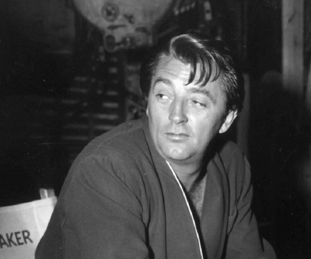 Robert Mitchum, black and white, slicked-back hair, SD Desktop Wallpaper
