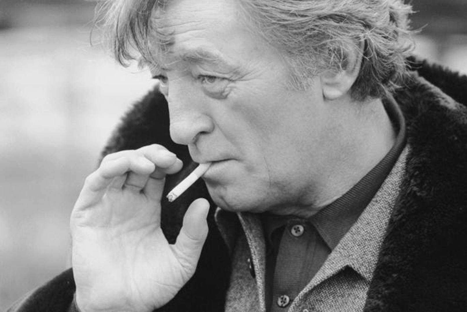 Robert Mitchum, fur-lined coat, cigarette, HD Desktop Wallpaper