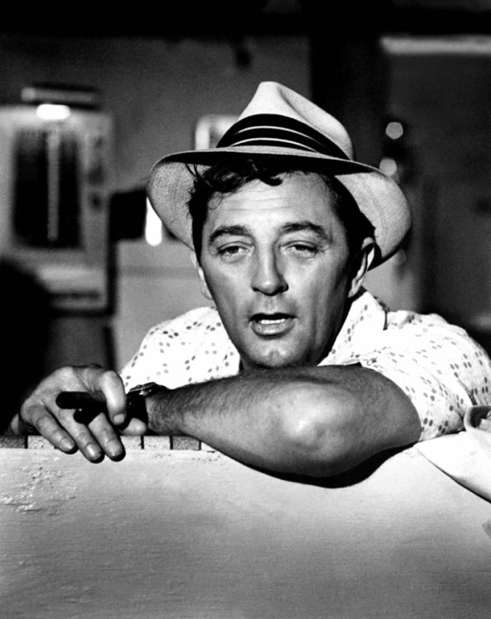 Robert Mitchum, fedora, counter, SD Phone Wallpaper