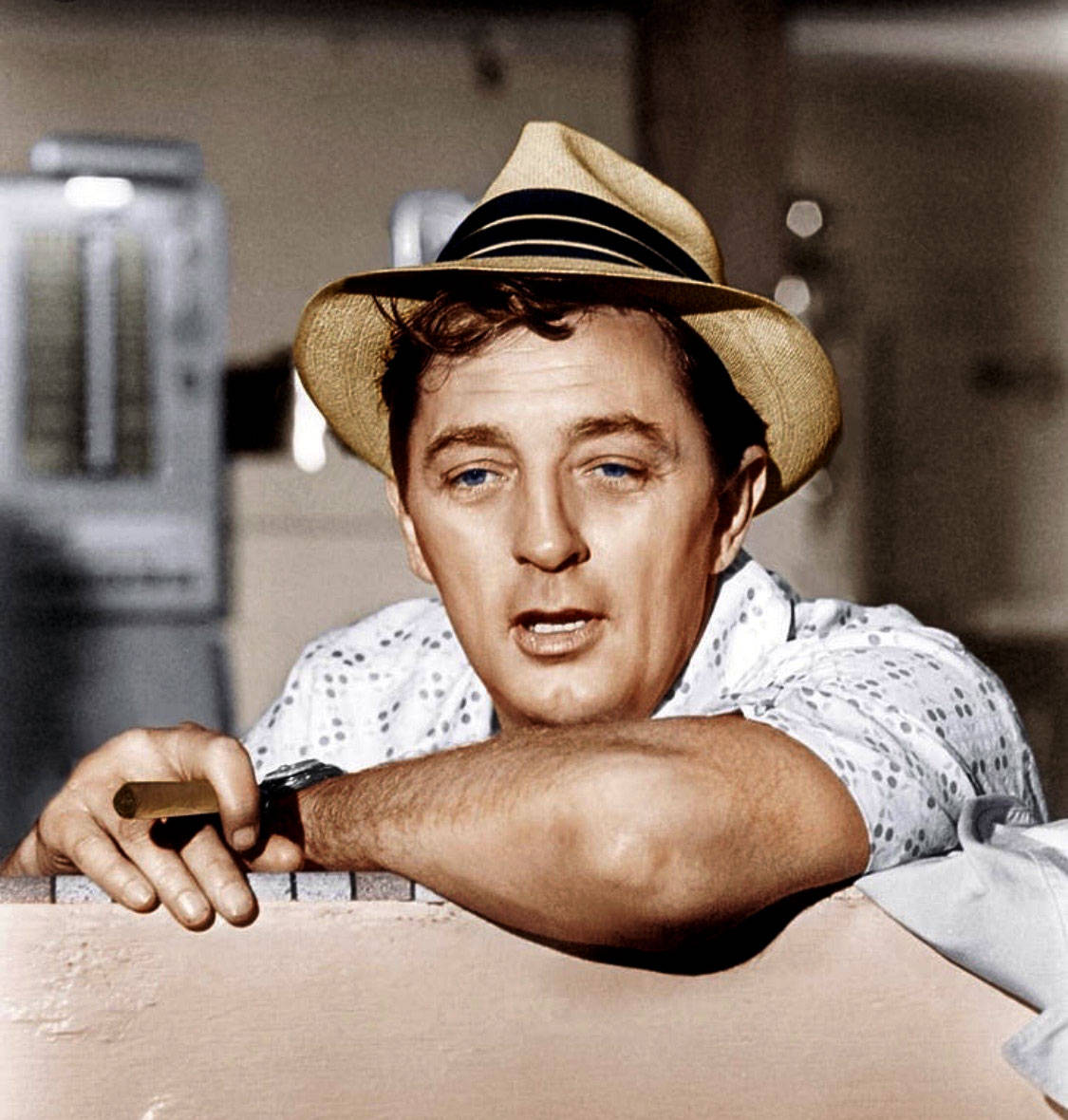 Robert Mitchum, straw hat, cigar, SD Phone Wallpaper