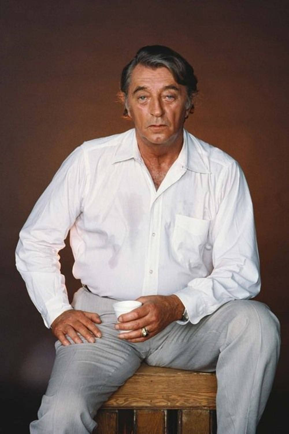 Robert Mitchum, white shirt, gray pants, HD Phone Wallpaper