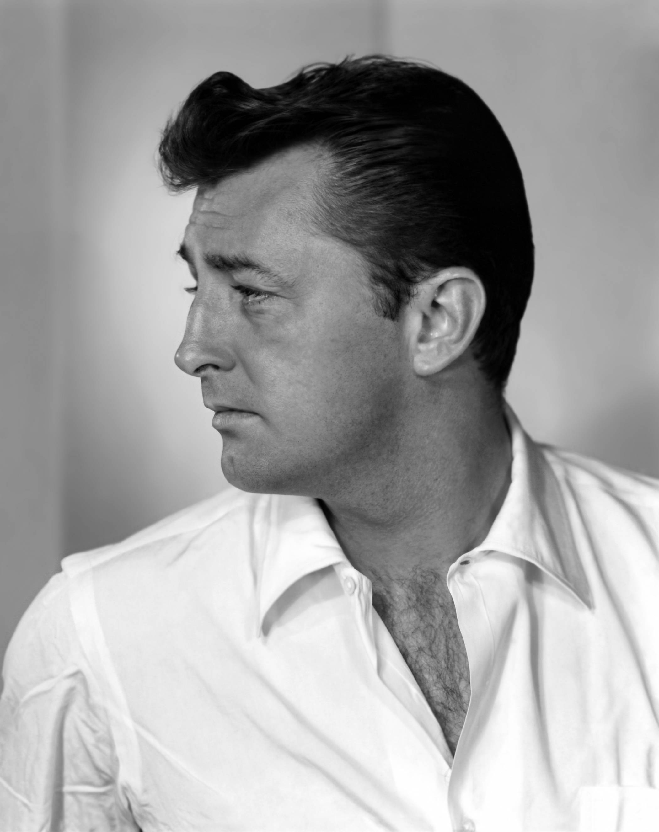 Robert Mitchum, black and white, profile shot, 2K Phone Wallpaper