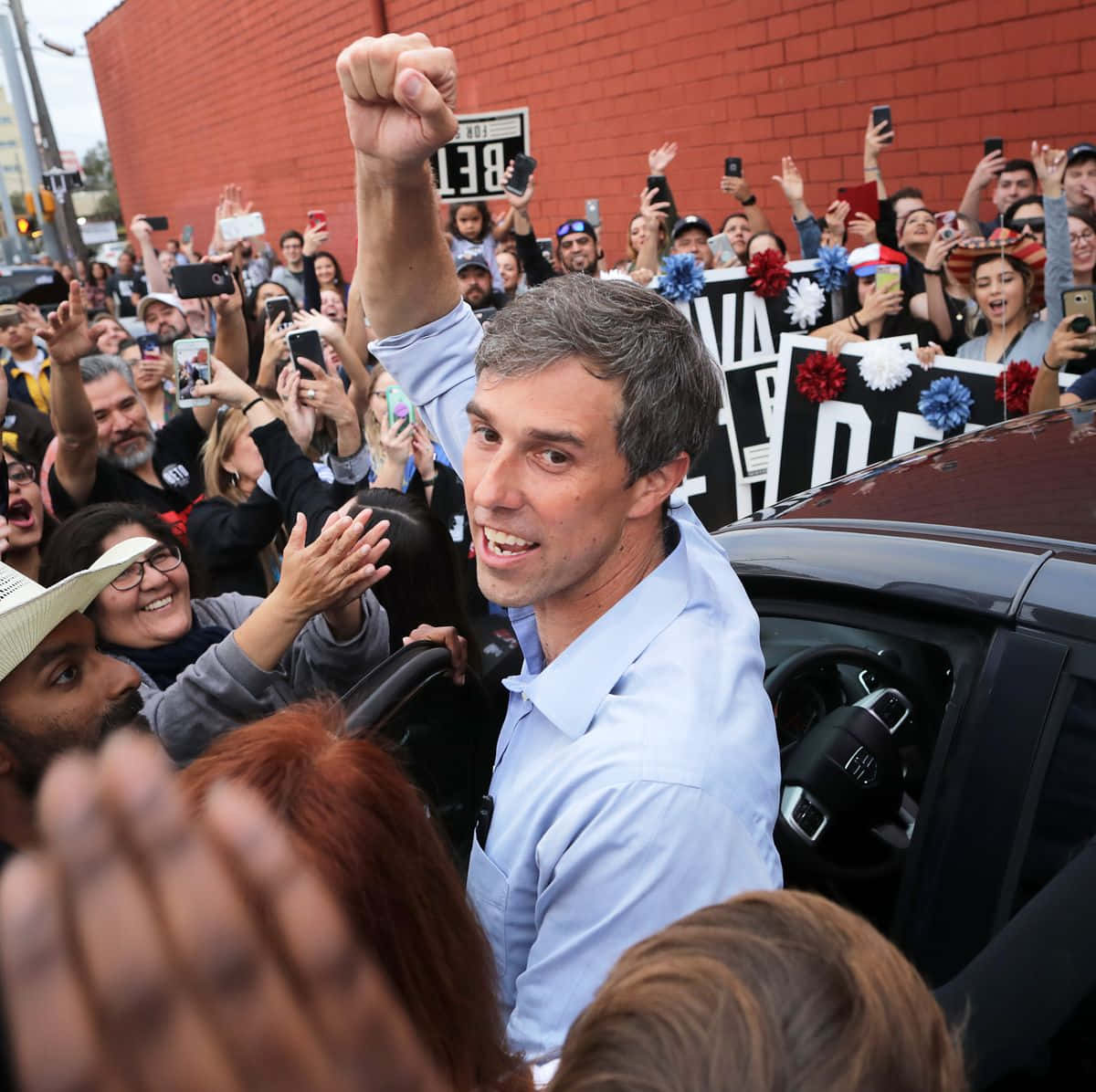 Robert O'rourke, light blue shirt, car, SD Desktop Wallpaper