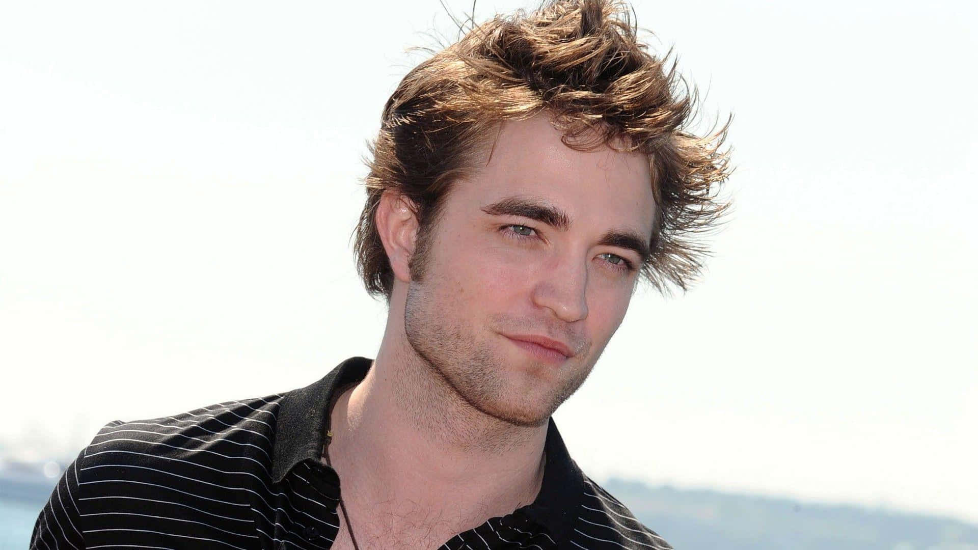 Robert Pattinson, tousled brown hair, slight smirk, Full HD Desktop Wallpaper