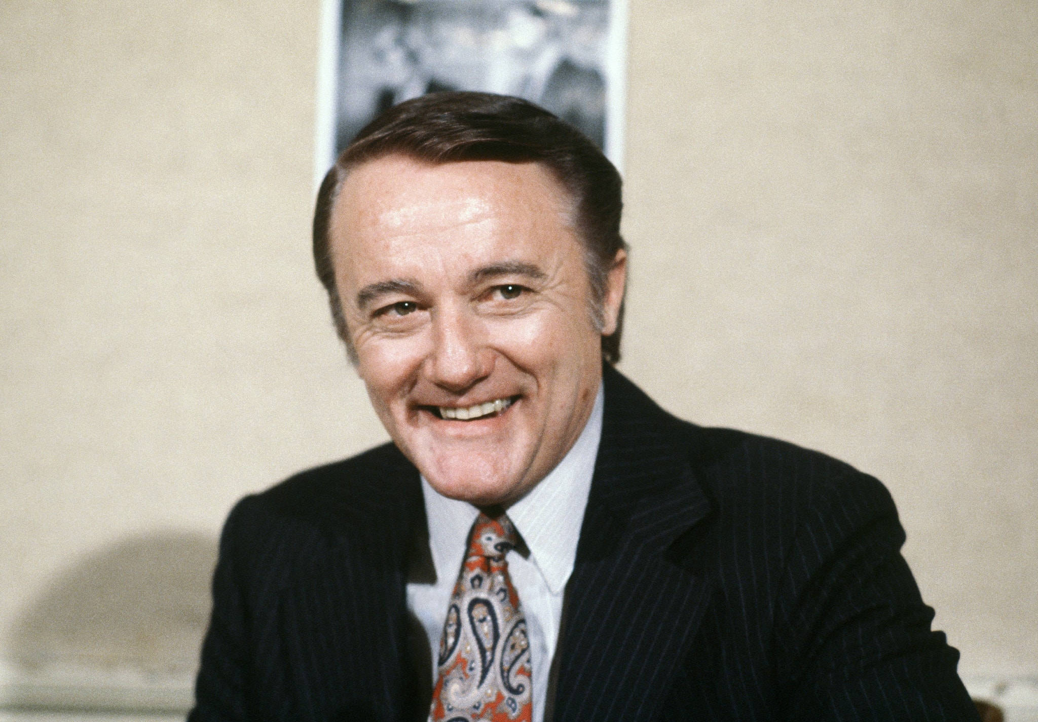 Robert Vaughn, pinstripe suit, paisley tie, Full HD Desktop Wallpaper