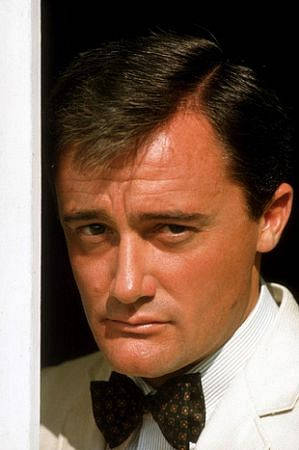 Robert Vaughn, white suit, patterned bow tie, SD Phone Wallpaper