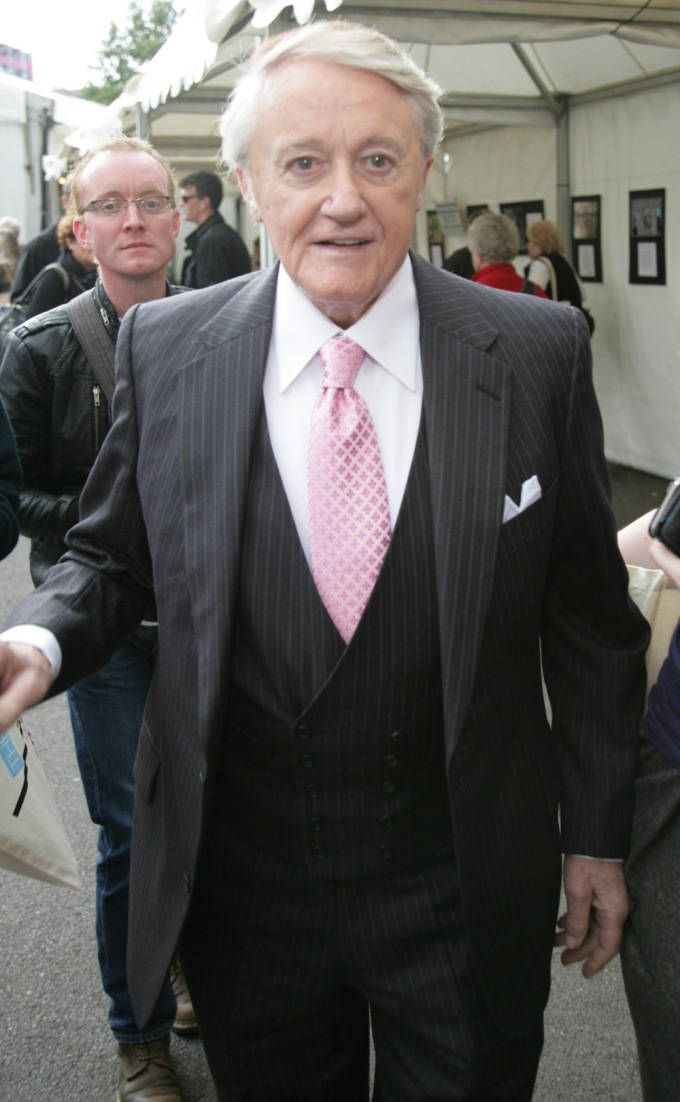 Robert Vaughn, pinstripe suit, pink patterned tie, SD Phone Wallpaper