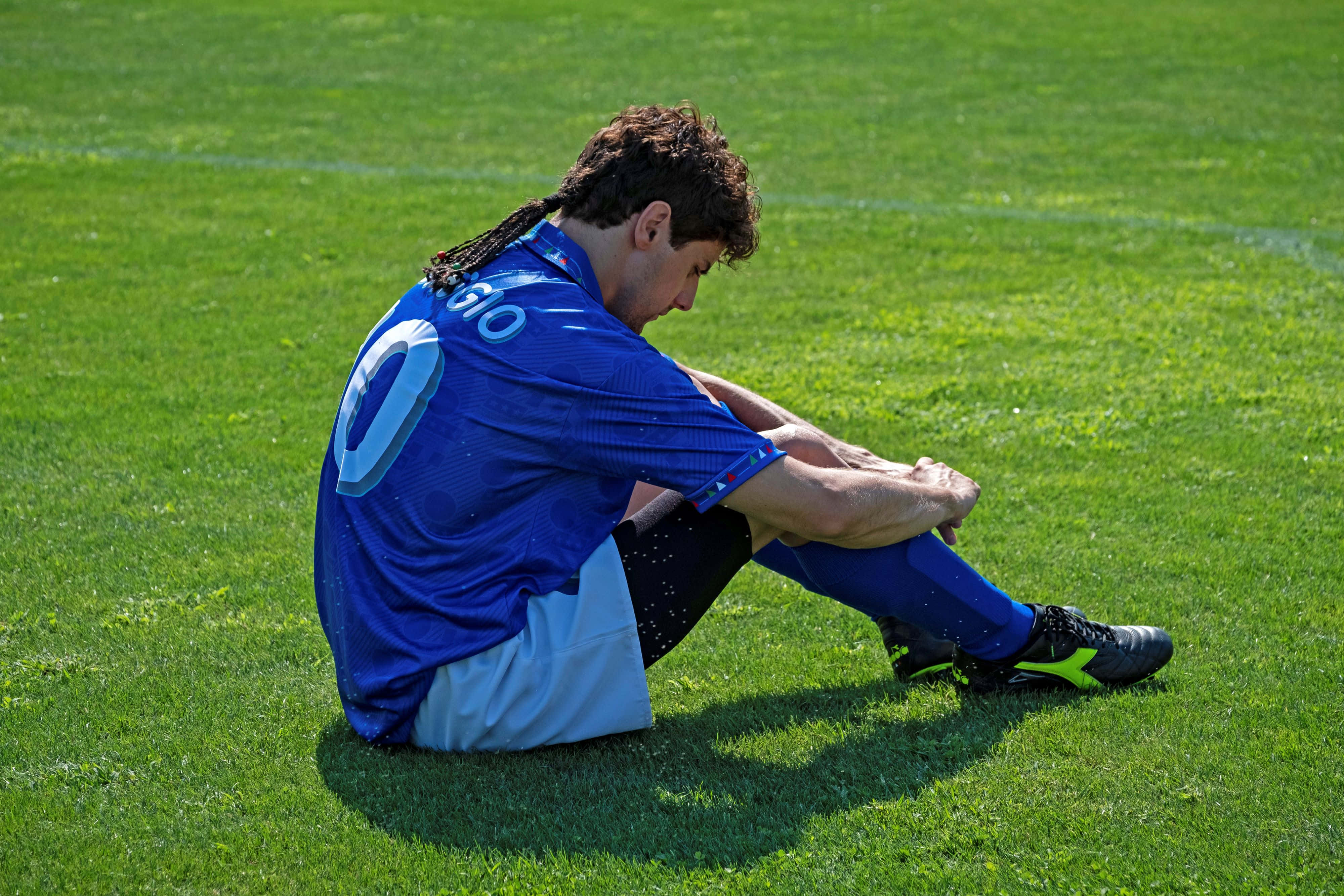 Roberto Baggio, blue jersey, vibrant green field, 4K Desktop Wallpaper