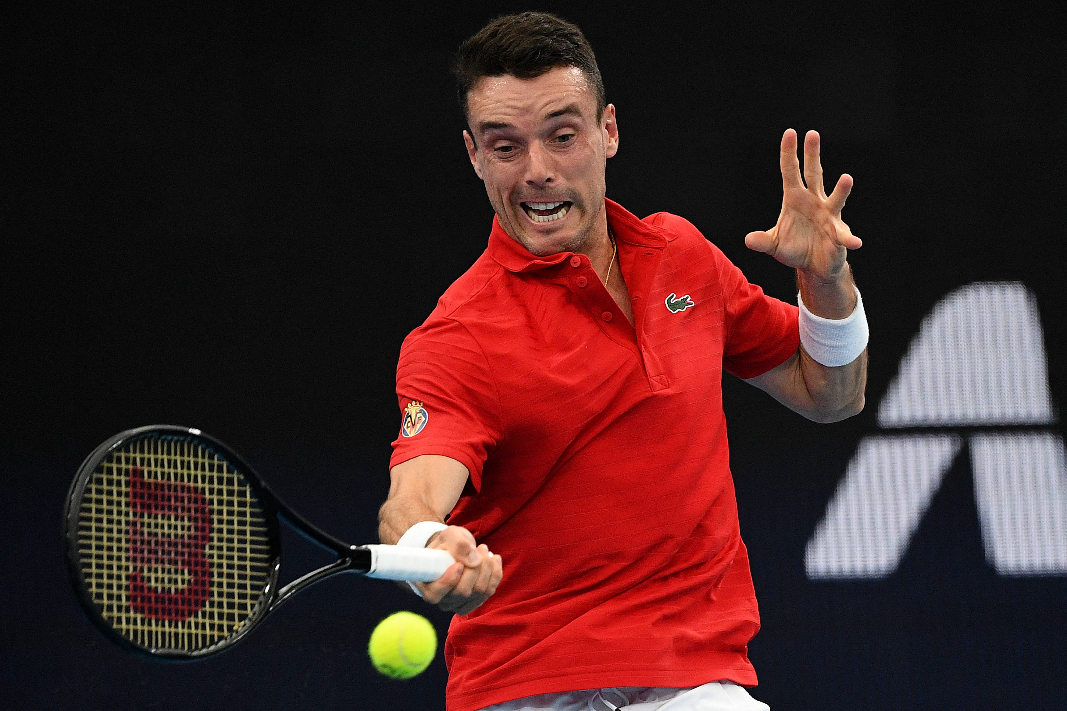 Roberto Bautista Agut, red shirt, yellow ball, 2K Desktop Wallpaper