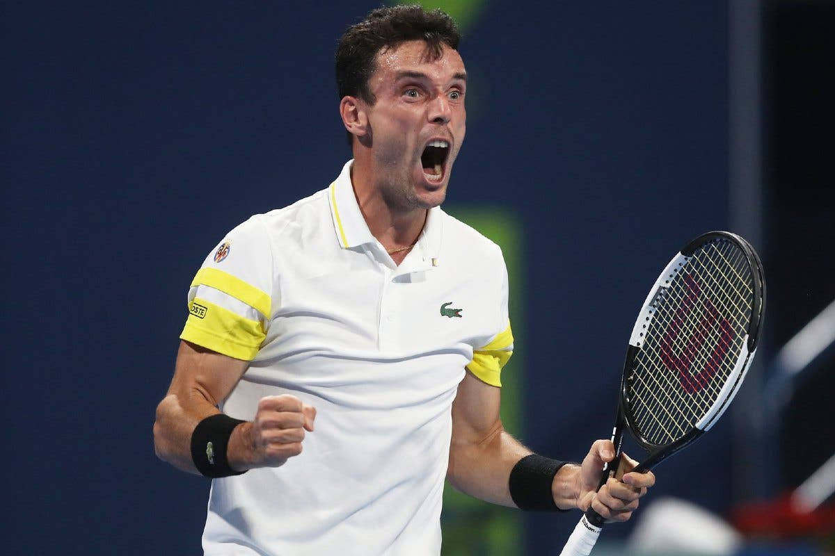 Roberto Bautista Agut, white and yellow shirt, clenched fist, SD Desktop Wallpaper