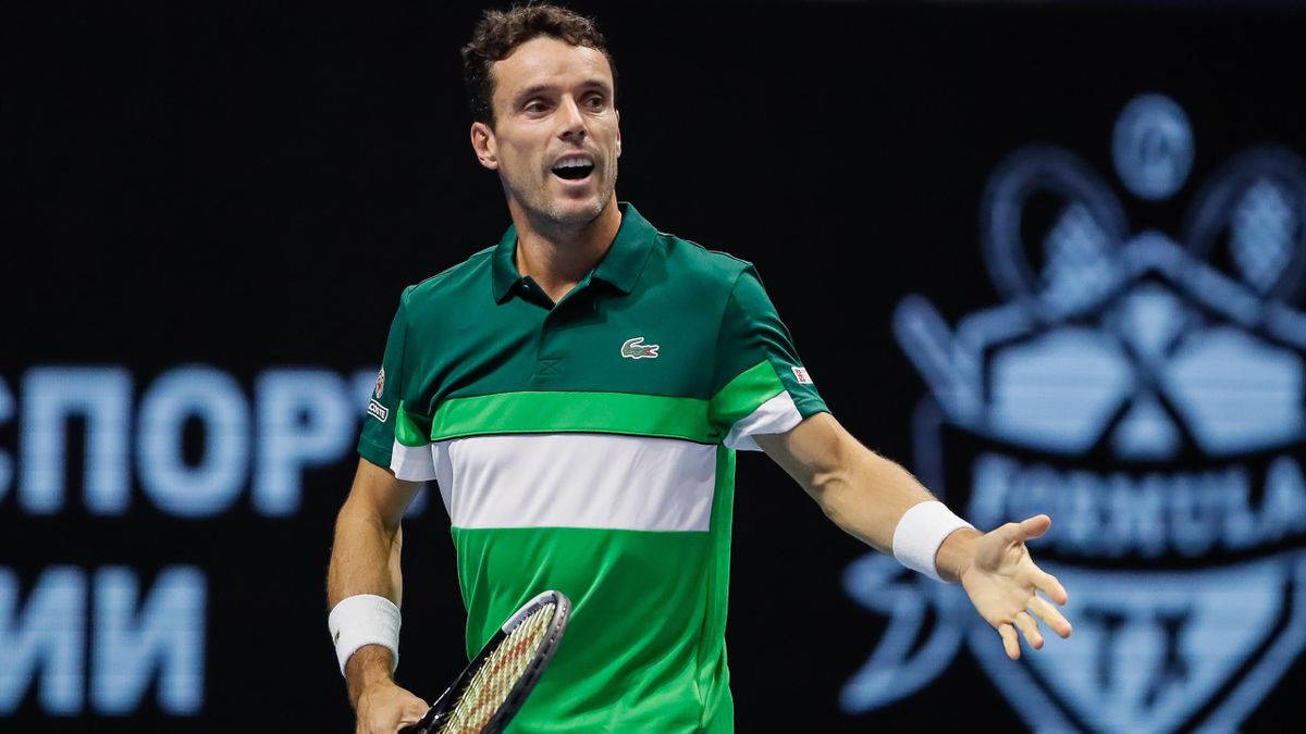 Roberto Bautista Agut, green and white shirt, racket, SD Desktop Wallpaper