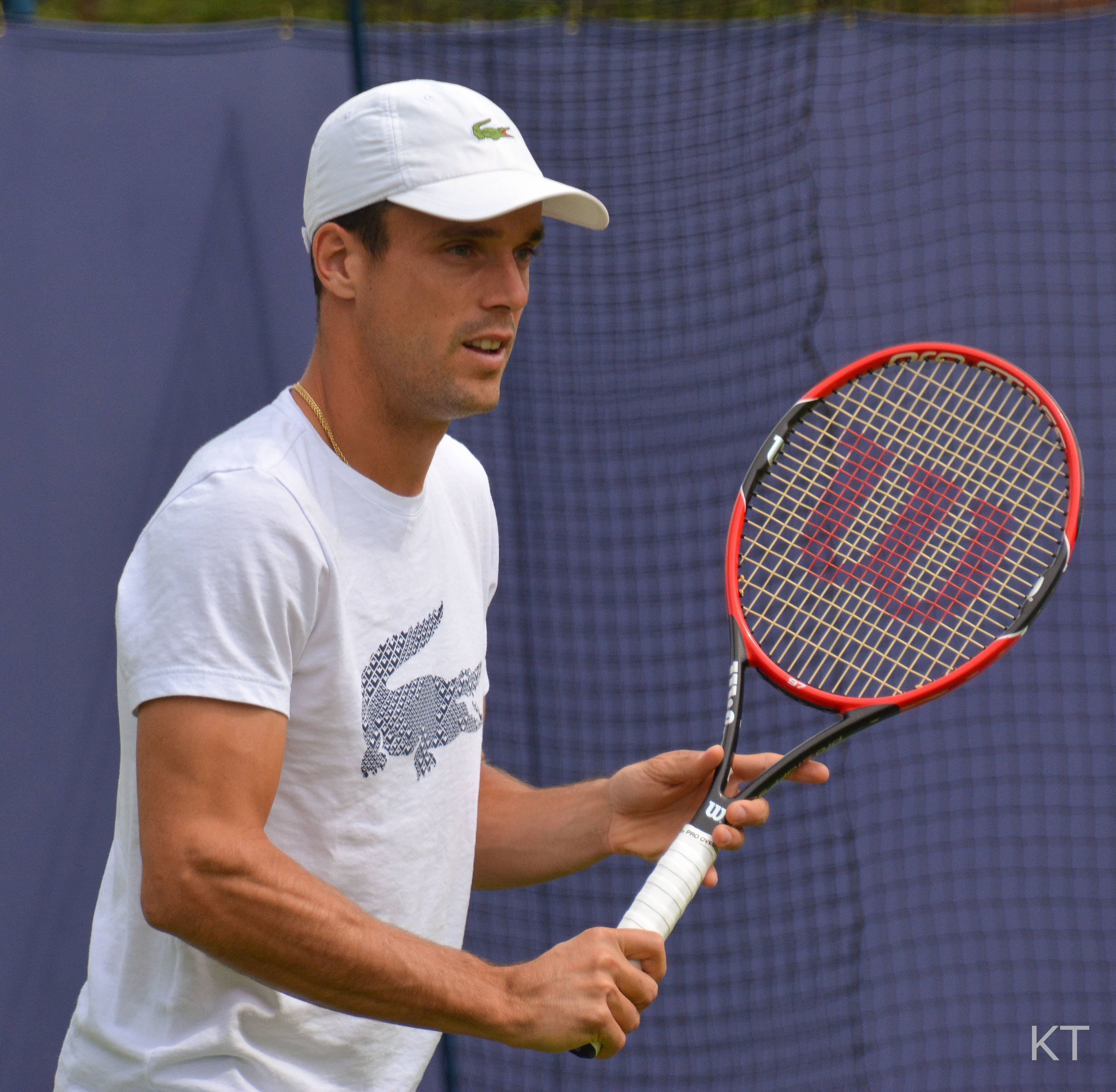 Roberto Bautista Agut, Lacoste shirt, red and black racket, 2K Desktop Wallpaper