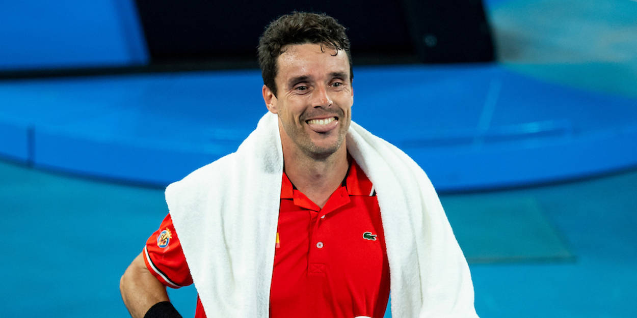 Roberto Bautista Agut, red polo shirt, white towel, SD Desktop Wallpaper