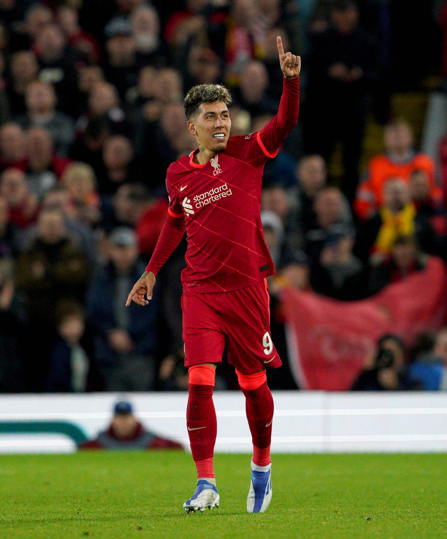 Roberto Firmino, red Liverpool kit, green pitch, Full HD Phone Wallpaper