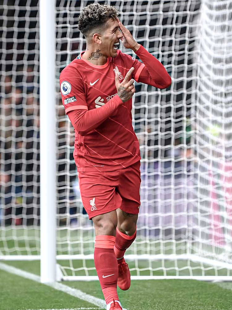 Roberto Firmino, red Liverpool kit, goal net, SD Phone Wallpaper
