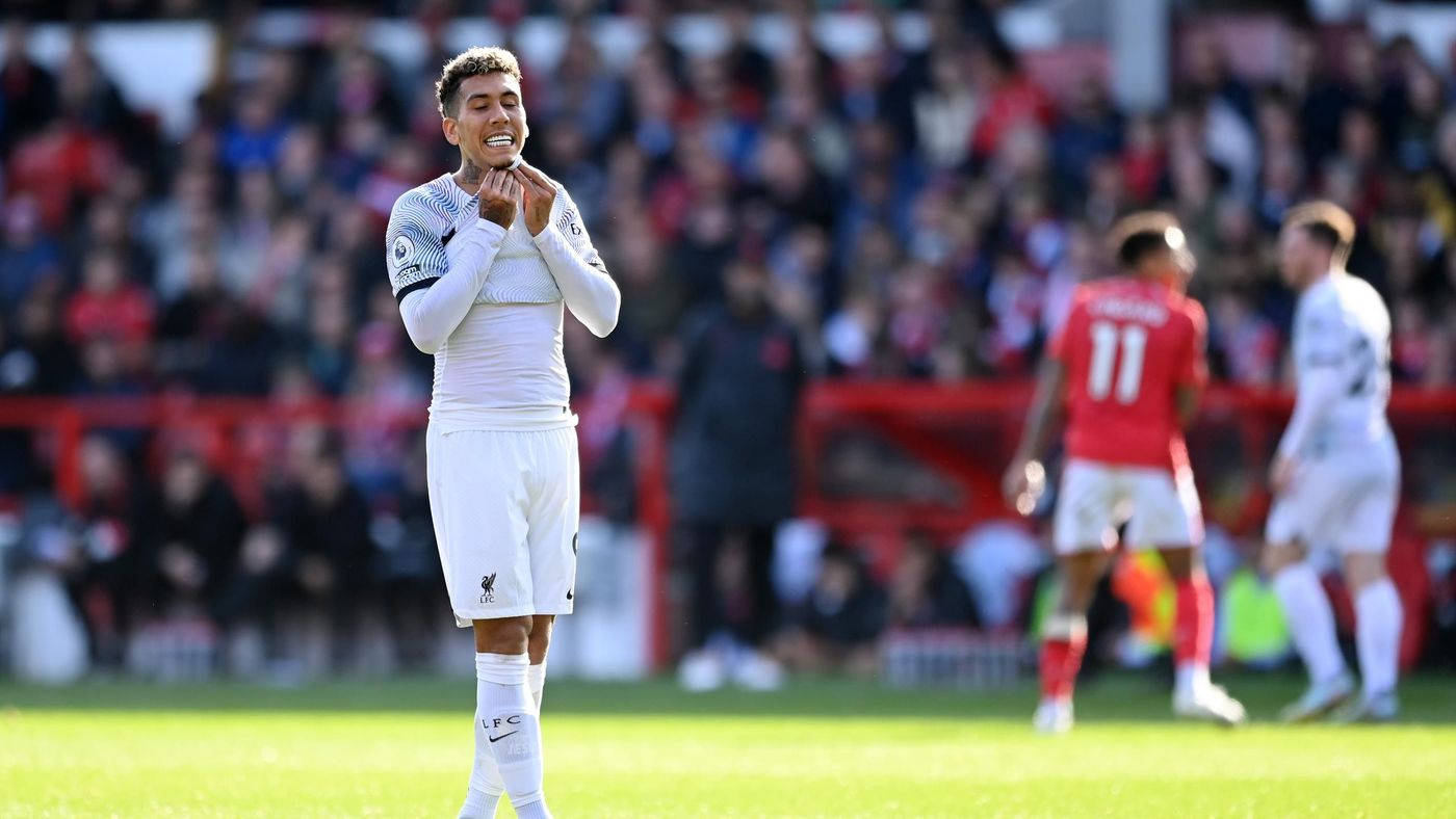 Roberto Firmino, white kit, sunlit green pitch, HD Desktop Wallpaper