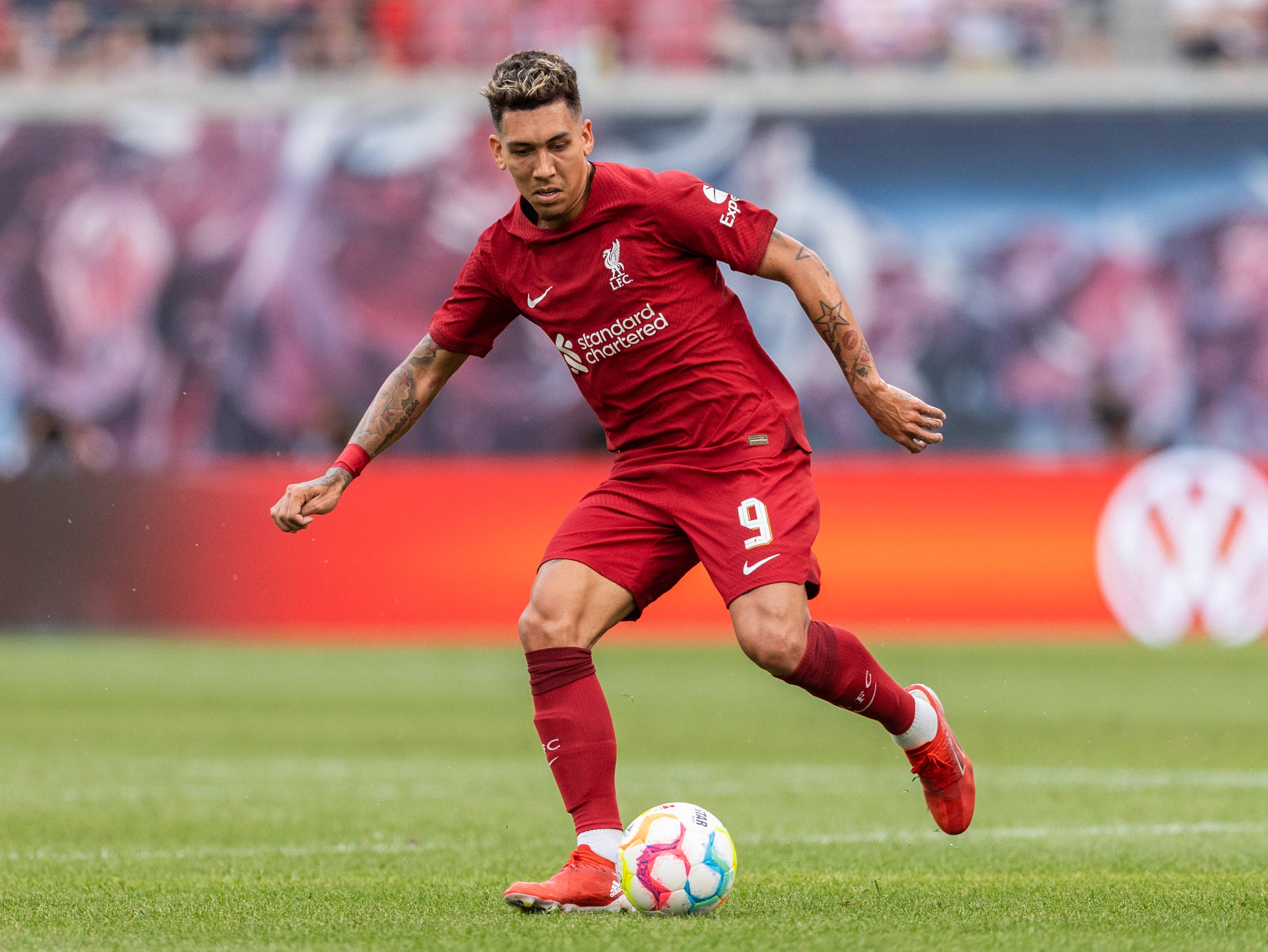 Roberto Firmino, red kit, colorful ball, 2K Desktop Wallpaper