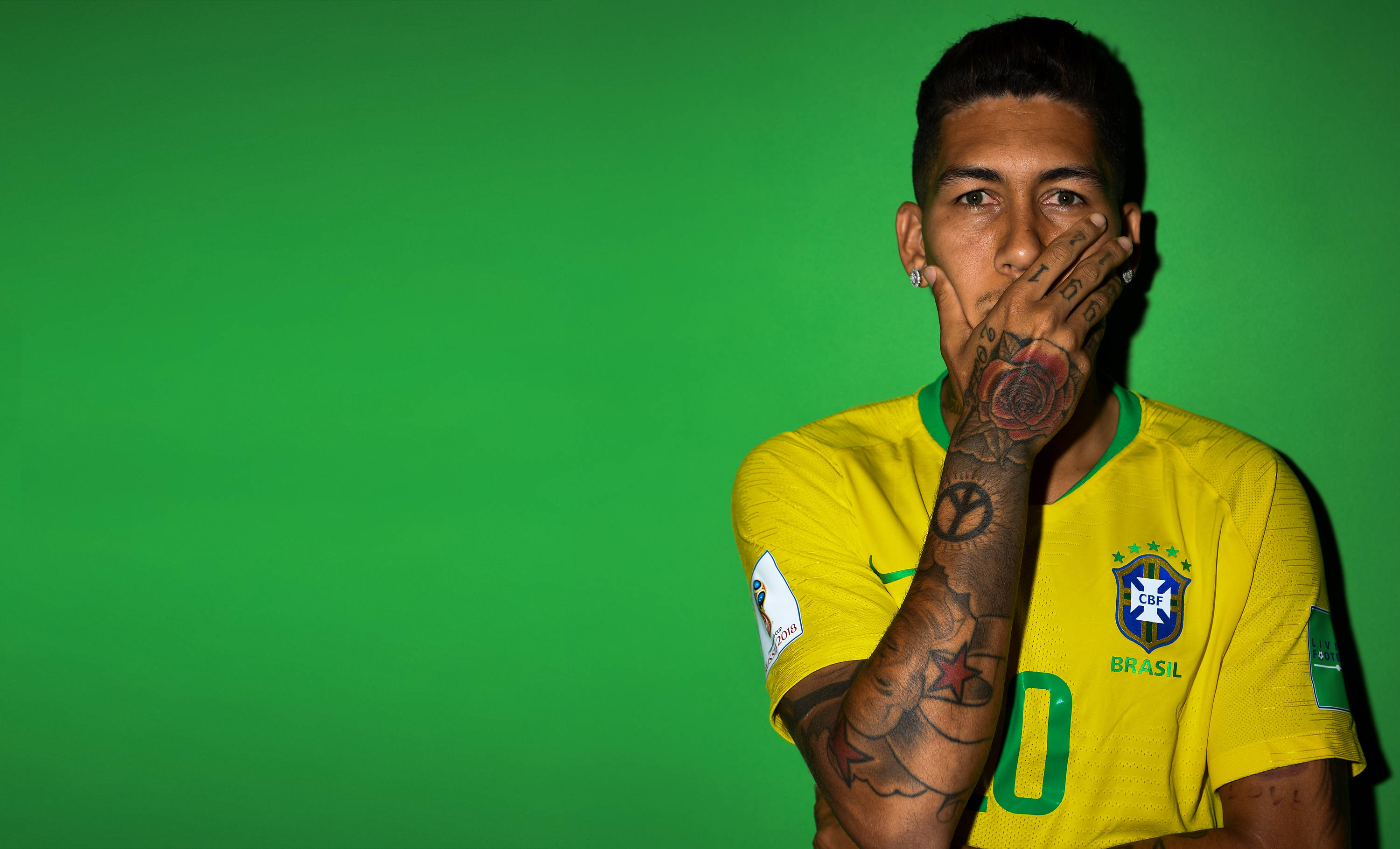 Roberto Firmino, yellow jersey, tattooed hands, 2K Desktop Wallpaper