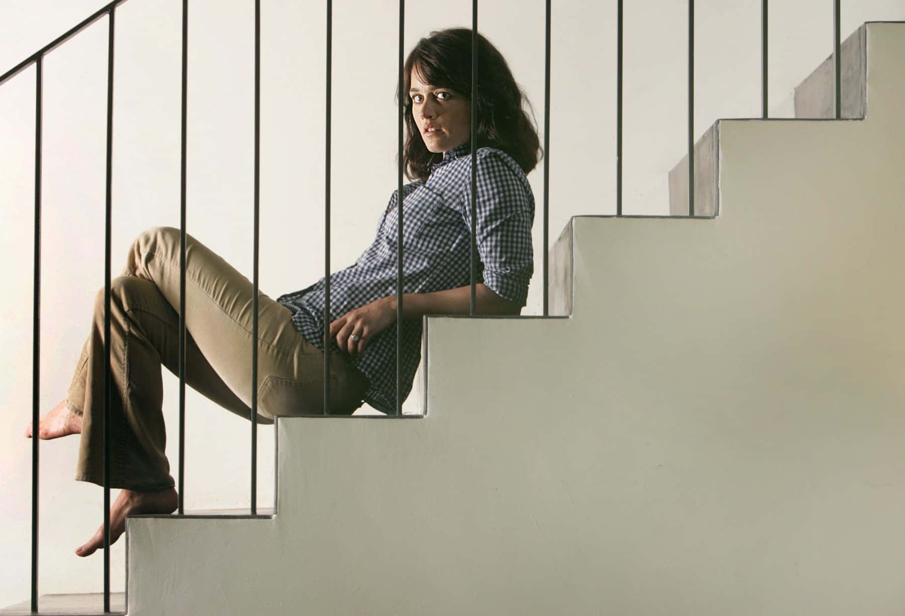 Robin Tunney, checkered shirt, minimalist concrete stairs, HD Desktop Wallpaper