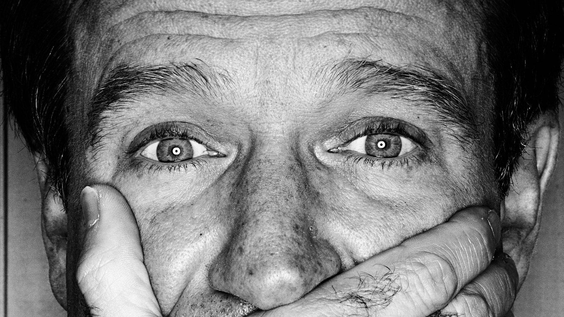Robin Williams, tantalizing eyes portrait, black and white, Full HD Desktop Wallpaper