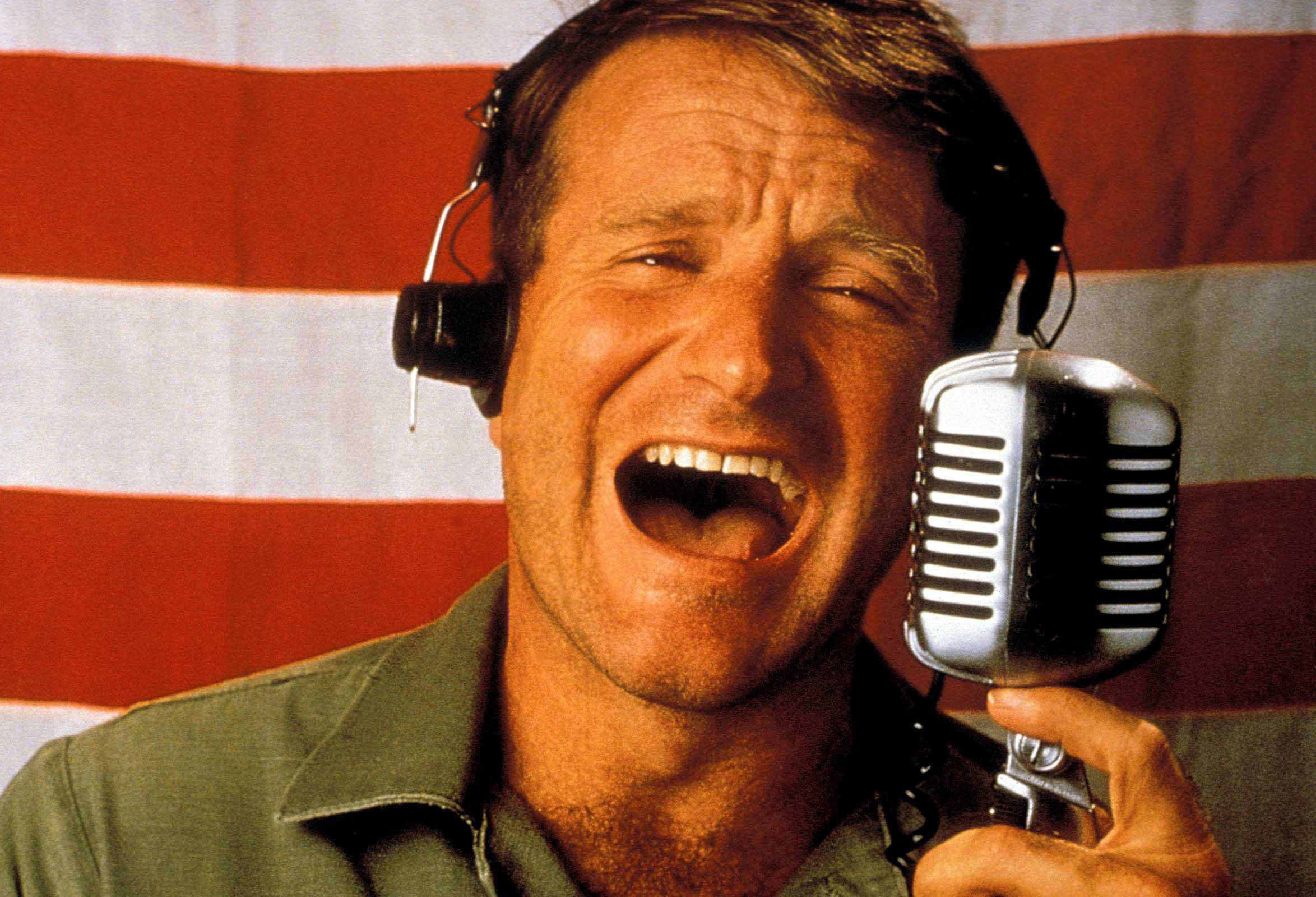 Robin Williams, vintage silver microphone, American flag backdrop, Full HD Desktop Wallpaper