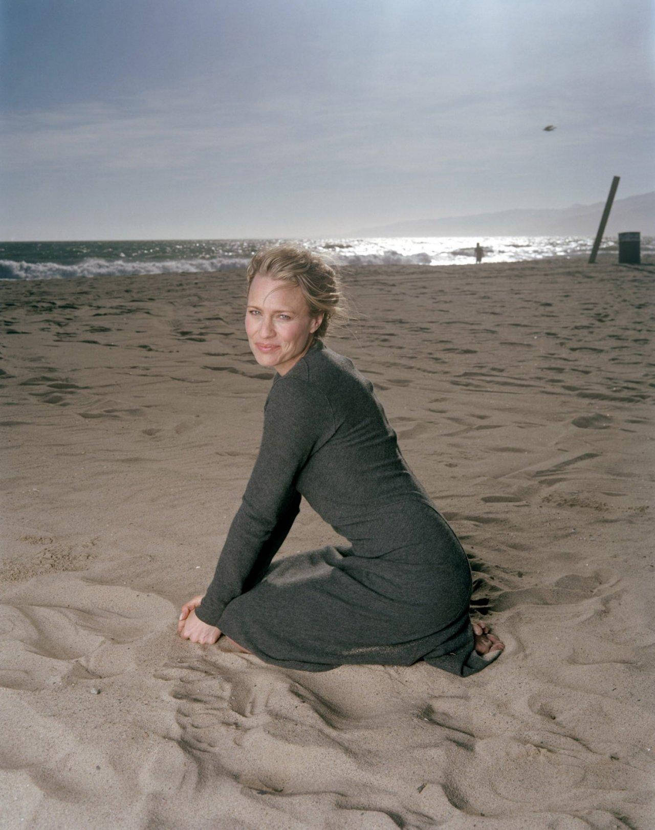 Robin Wright, beach, dark dress, HD Phone Wallpaper