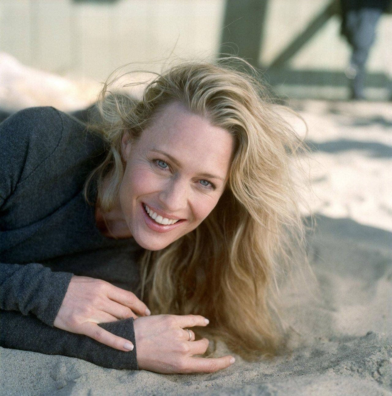 Robin Wright, beach, sandy beach, HD Phone Wallpaper