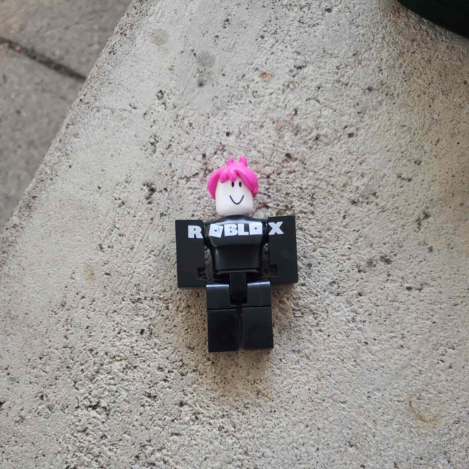 Roblox Figure, pink hair, black torso, HD Desktop Wallpaper