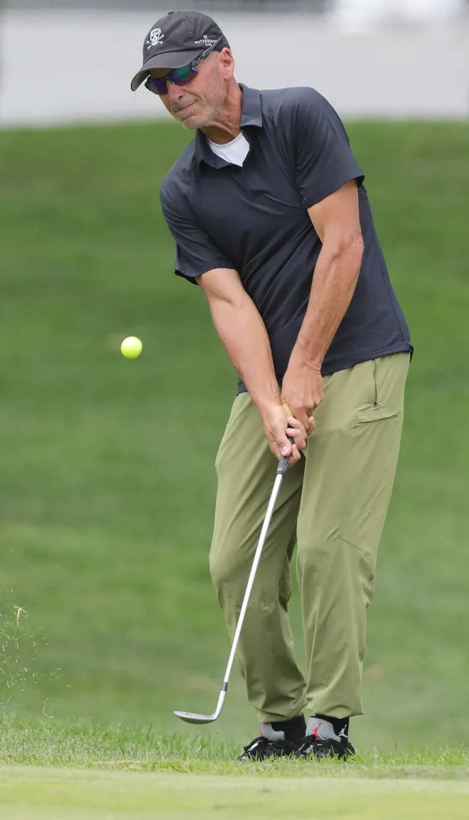Rocco Mediate, dark shirt, khaki pants, SD Phone Wallpaper