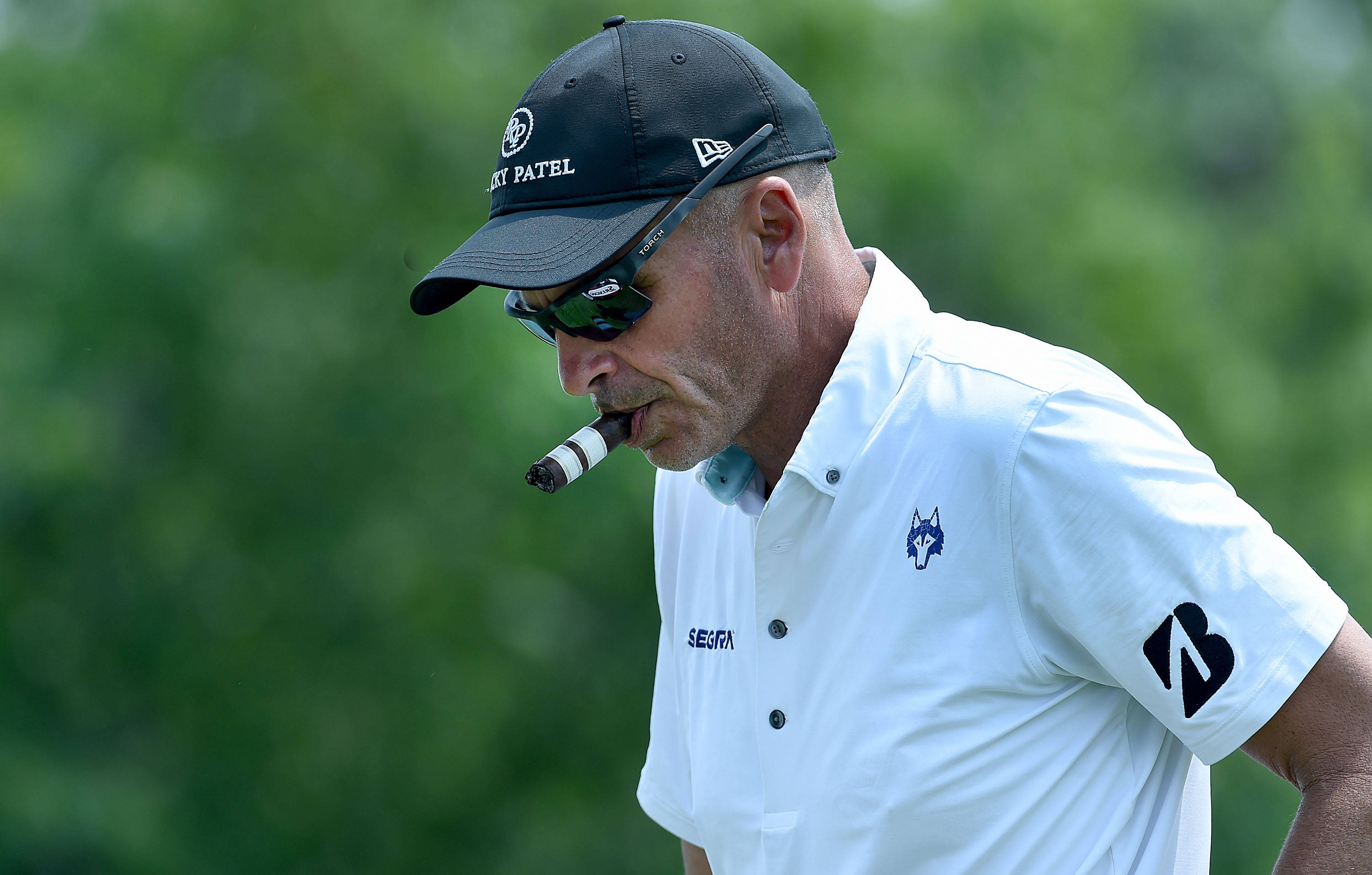 Rocco Mediate, white polo, black cap, 2K Desktop Wallpaper