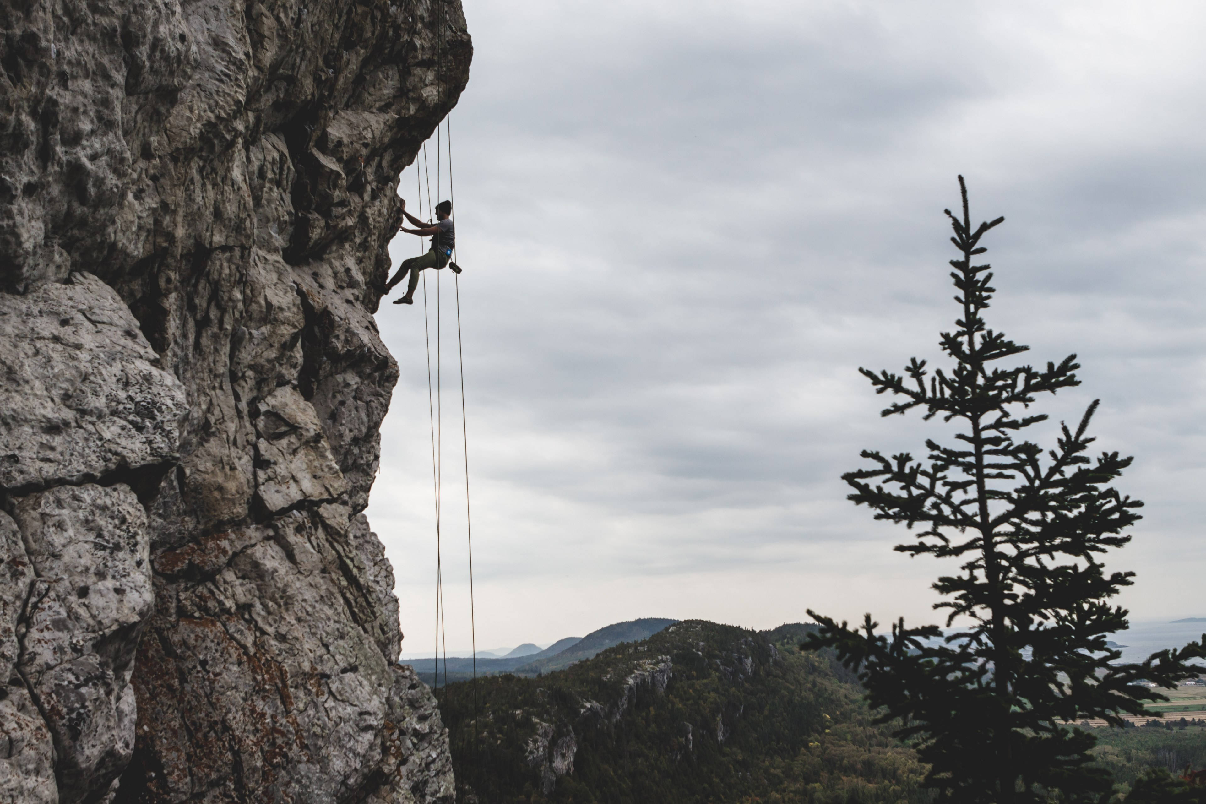 man, rock climbing, ropes, 4K Desktop Wallpaper