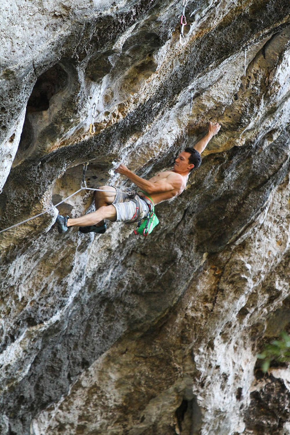 Extreme Backpacker Sport Climbing, shirtless male climber, rugged textured rock face, HD Phone Wallpaper