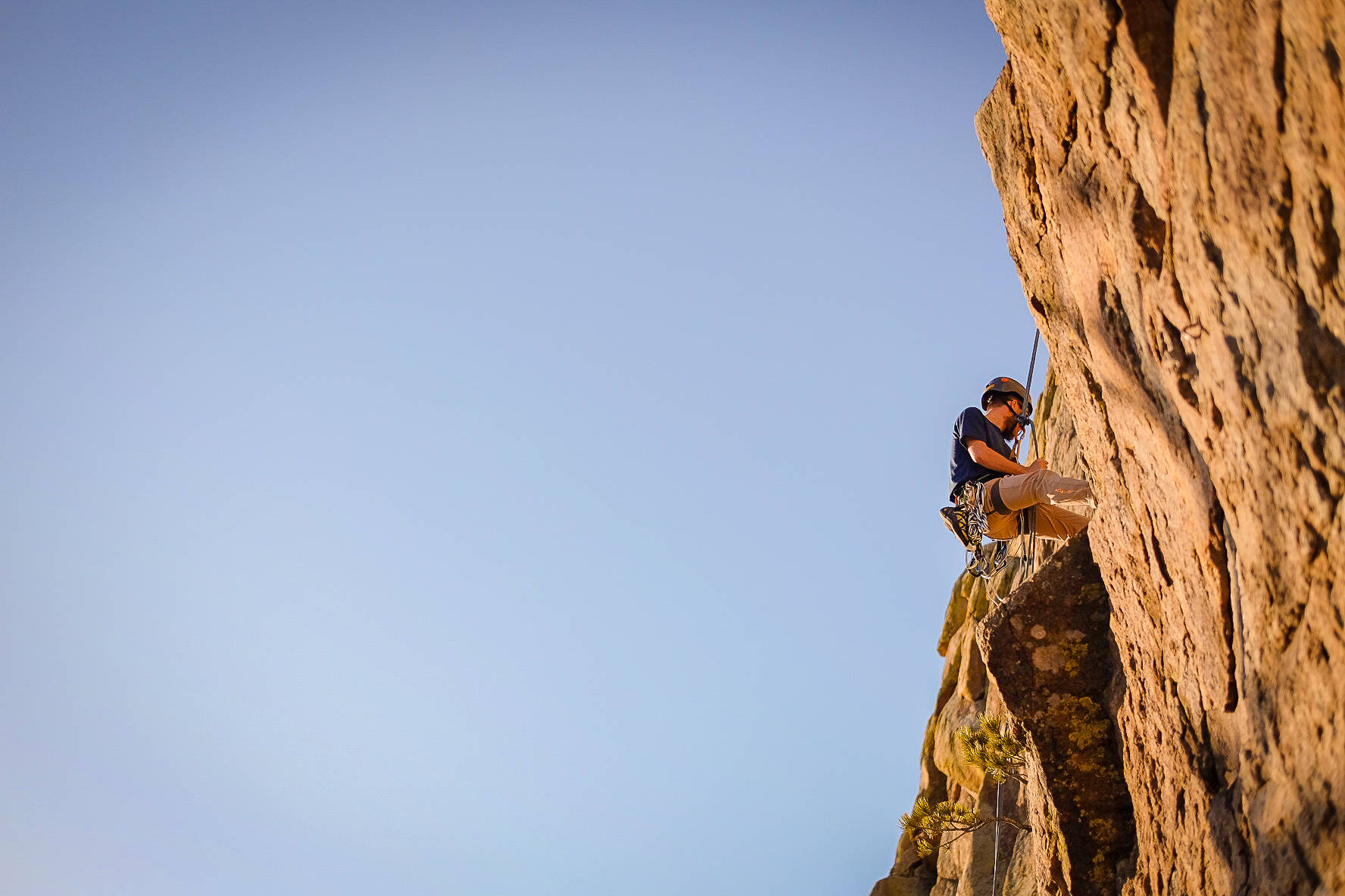 free solo sport climbing, golden hour, sunlit rock face, HD Desktop Wallpaper