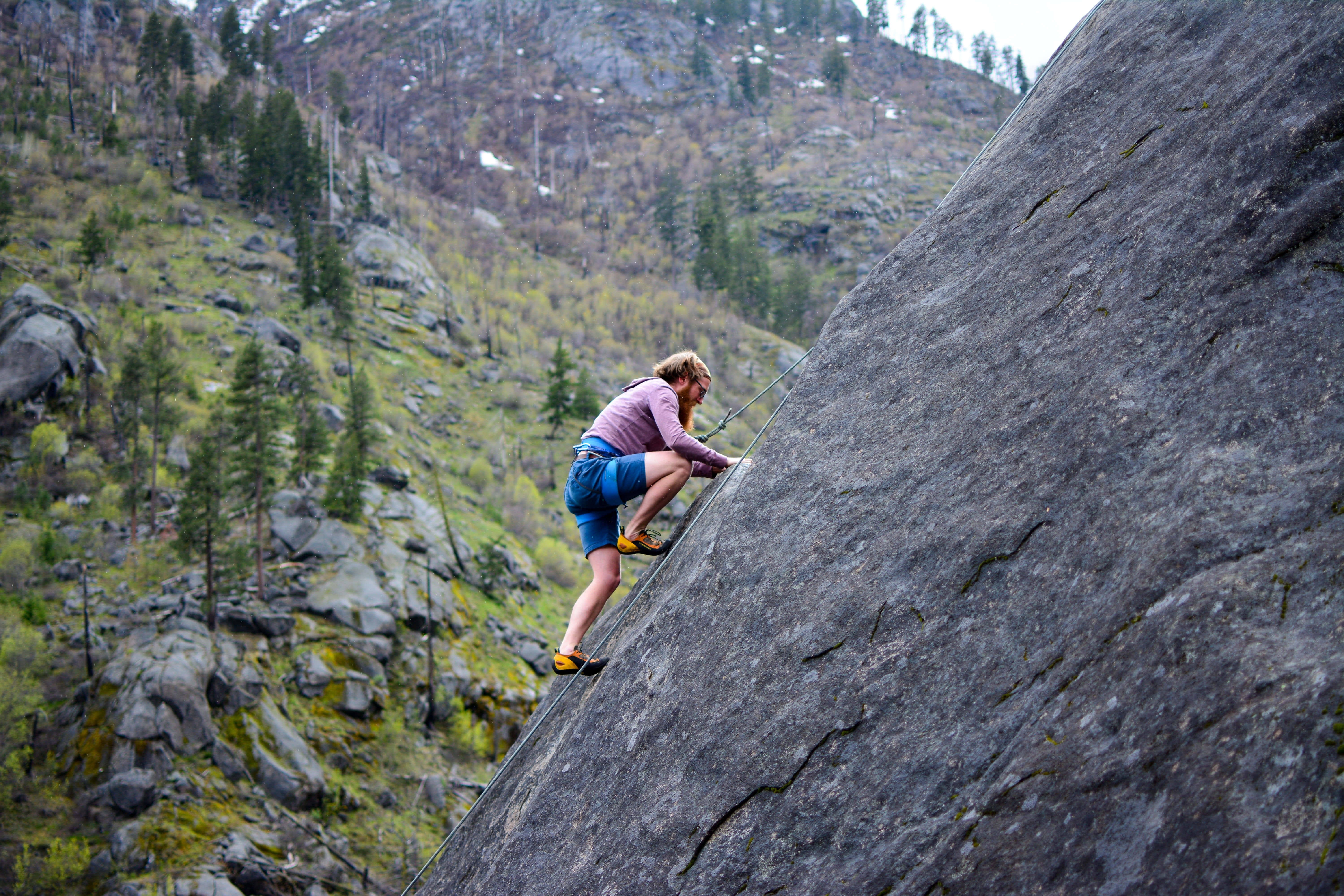 rock climber, pink shirt, blue shorts, 5K Desktop Wallpaper