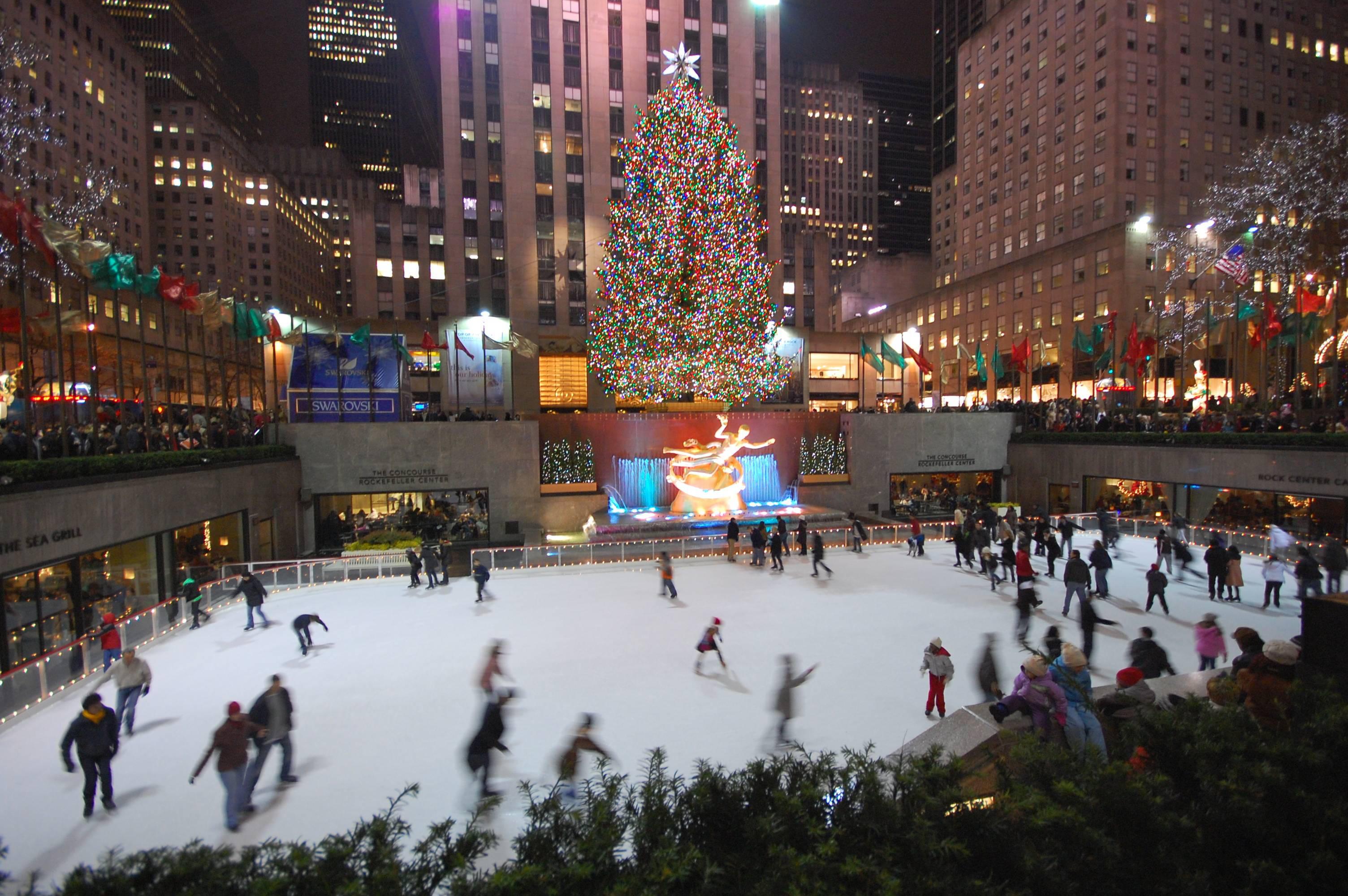 Rockefeller Center, Winter Skating, nighttime, 2K Desktop Wallpaper