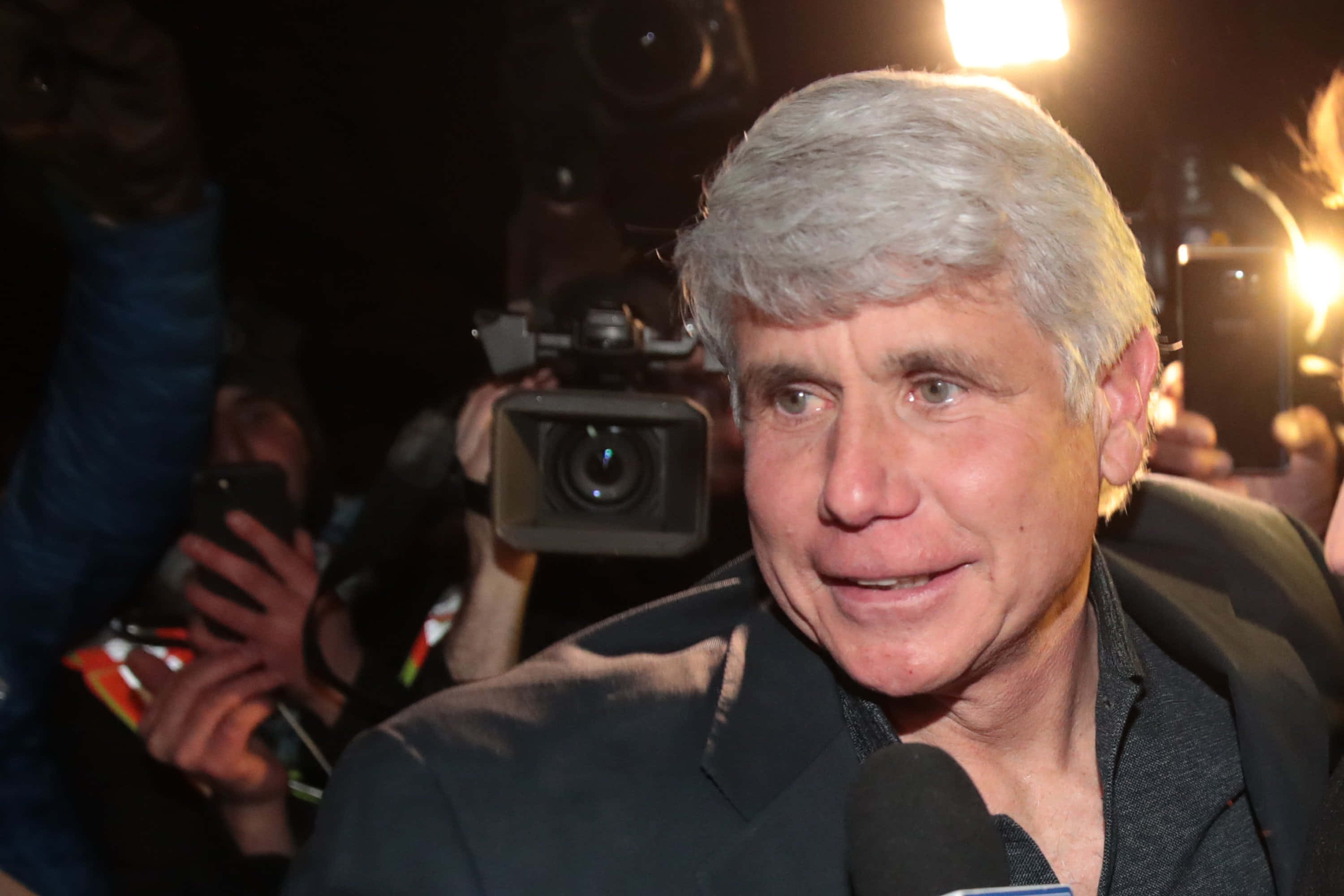 Rod Blagojevich, nighttime event, flashing cameras, 2K Desktop Wallpaper