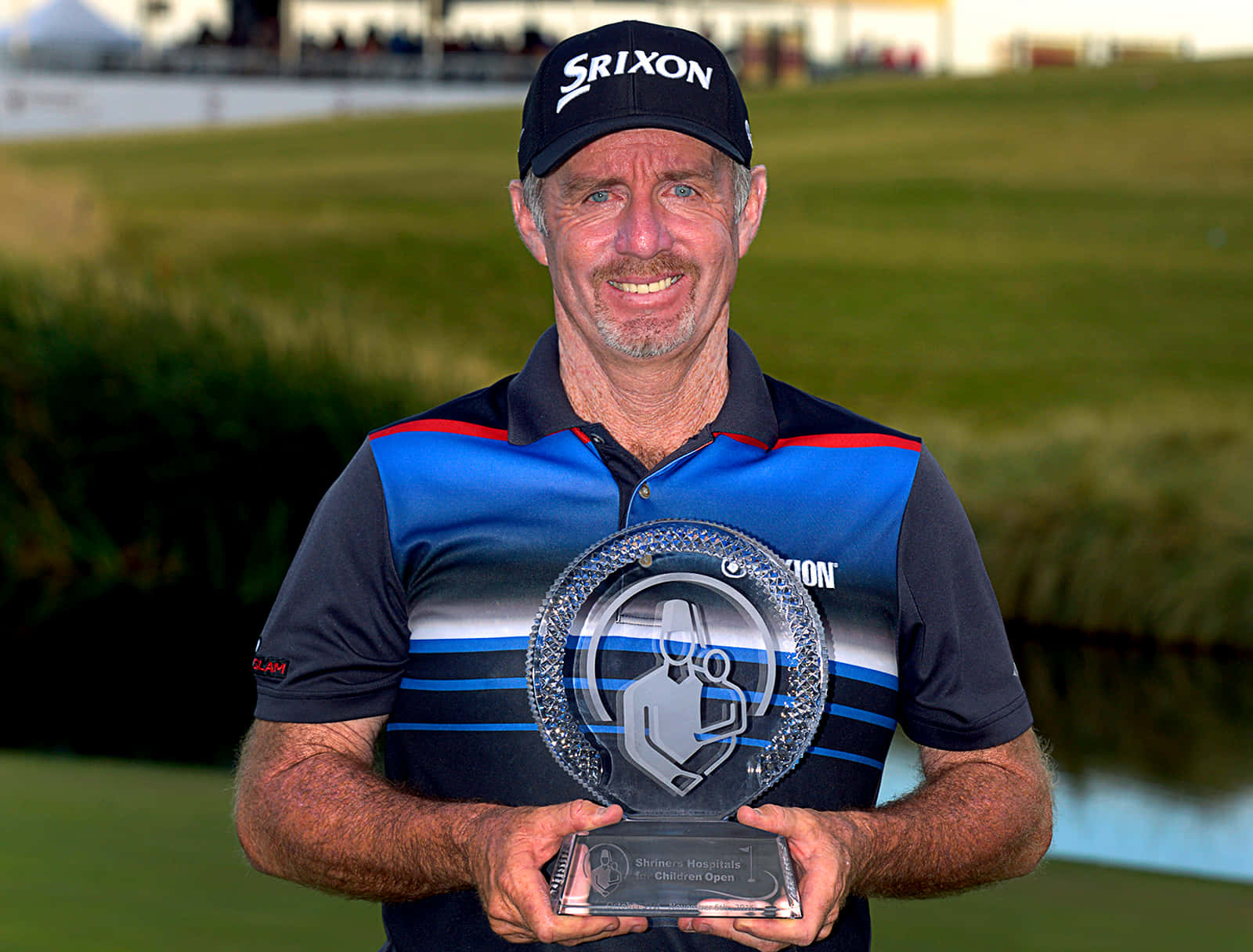 Rod Pampling, blue and black polo, clear glass trophy, HD Desktop Wallpaper