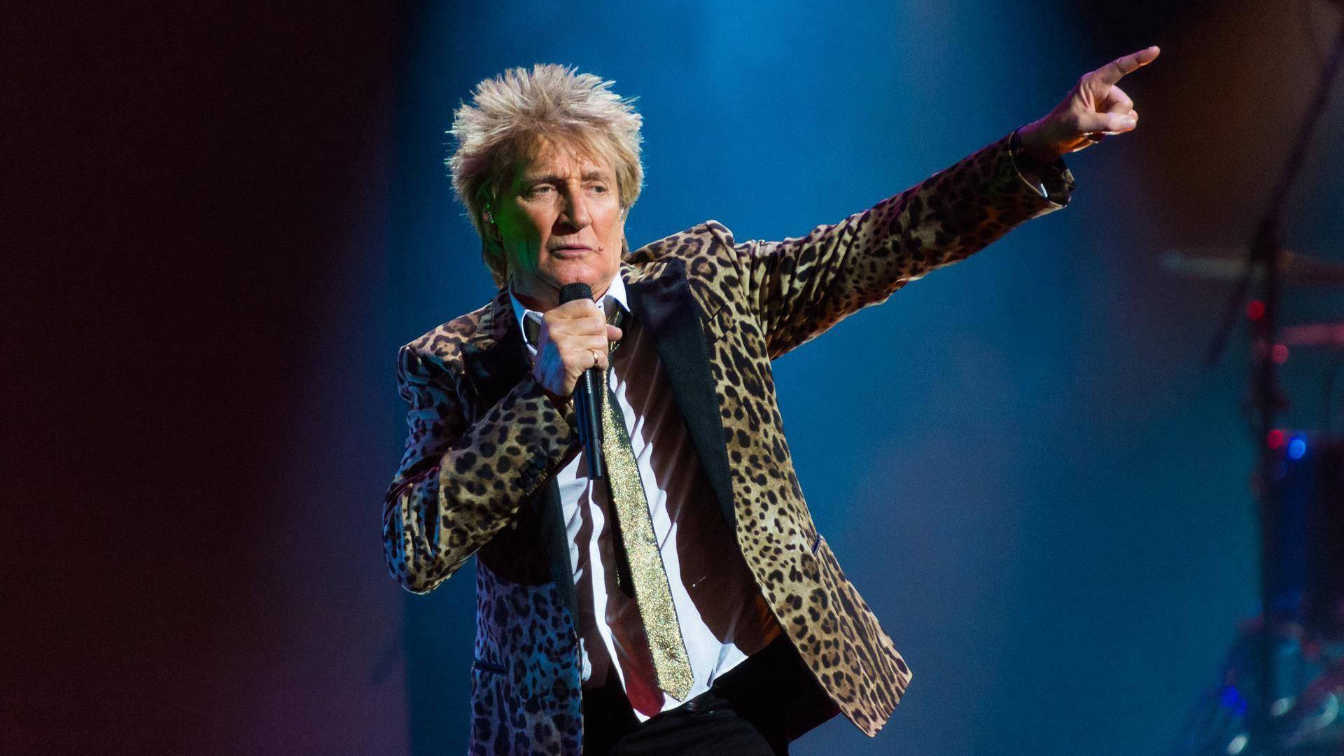 Rod Stewart, leopard-print jacket, blue stage lights, Full HD Desktop Wallpaper