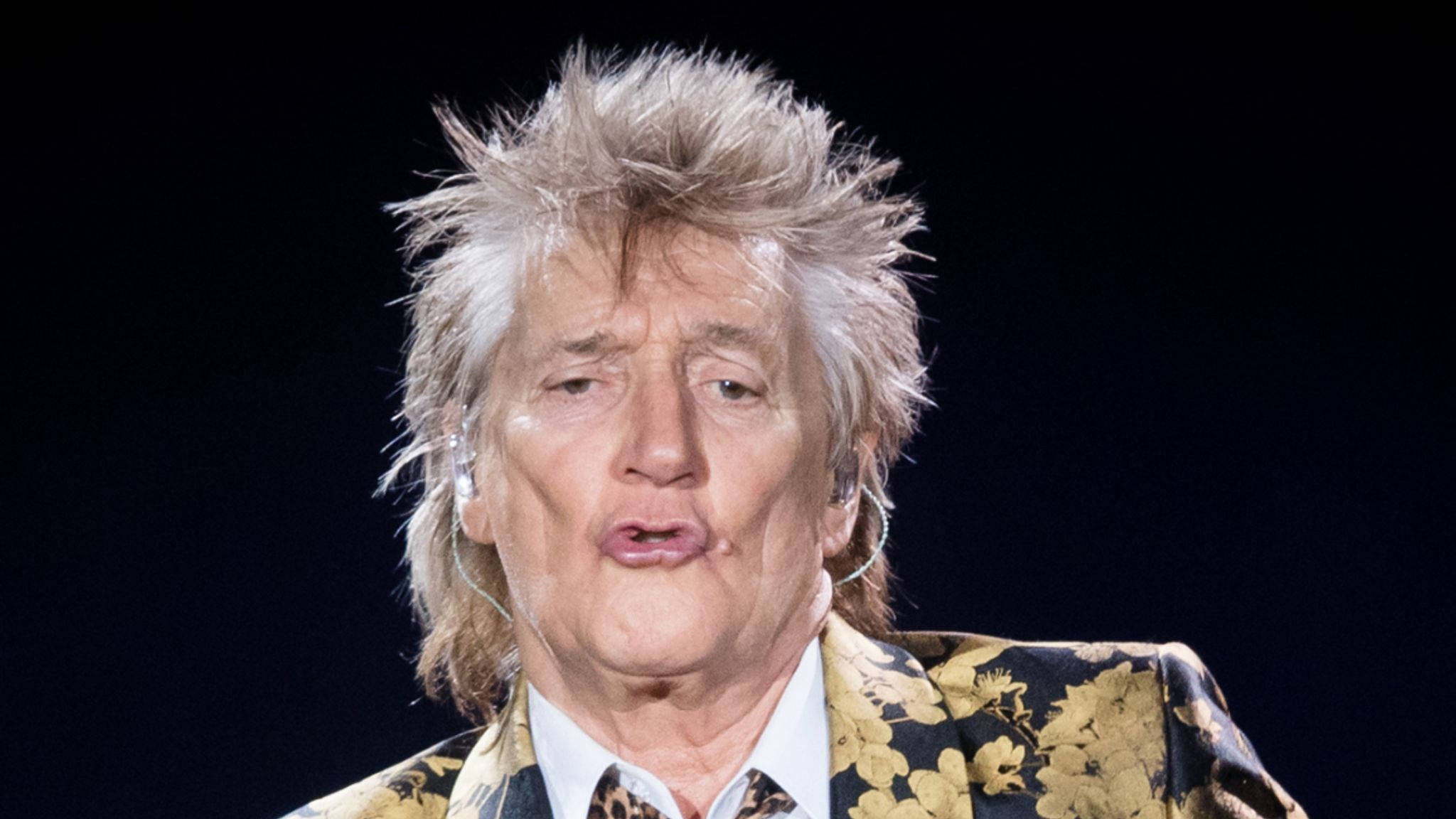 Rod Stewart, silver-haired, gold floral jacket, Full HD Desktop Wallpaper