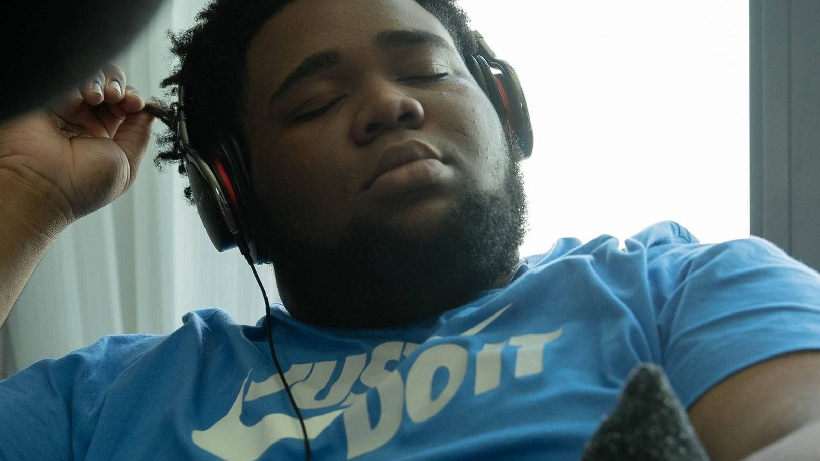 Rod Wave, headphones, blue Nike shirt, HD Desktop Wallpaper