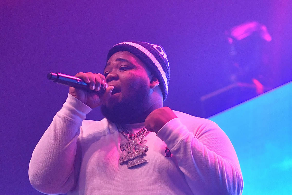 Rod Wave, purple and blue stage lights, beanie, SD Desktop Wallpaper