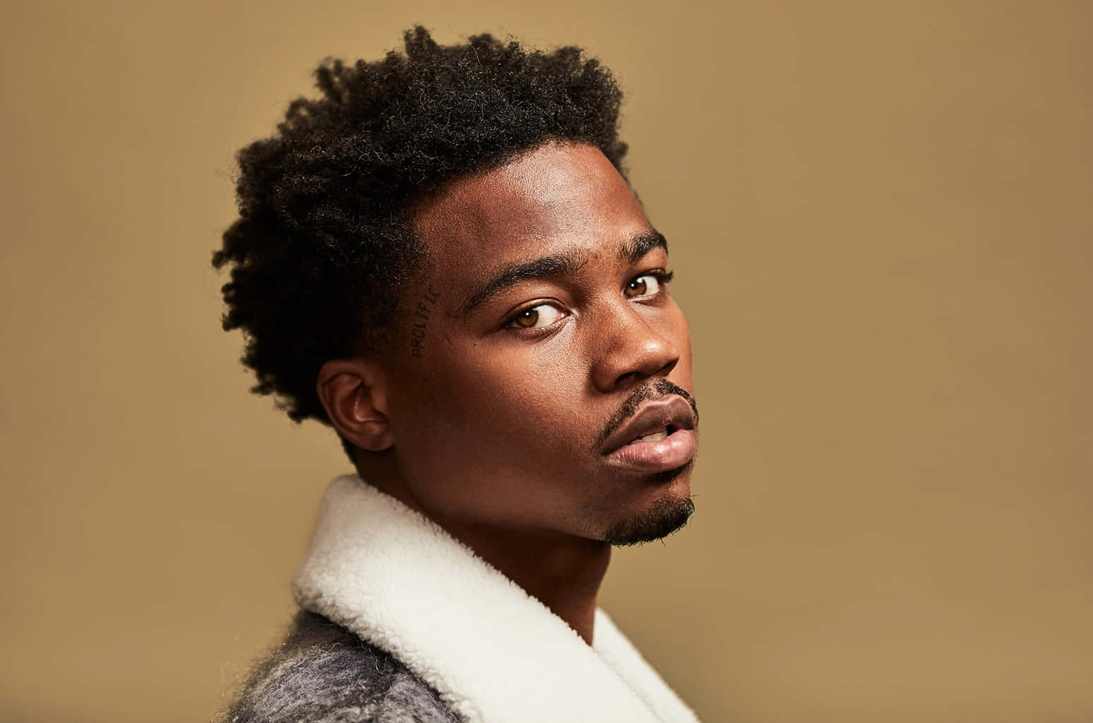 Roddy Ricch, white fur collar jacket, curly hair, HD Desktop Wallpaper